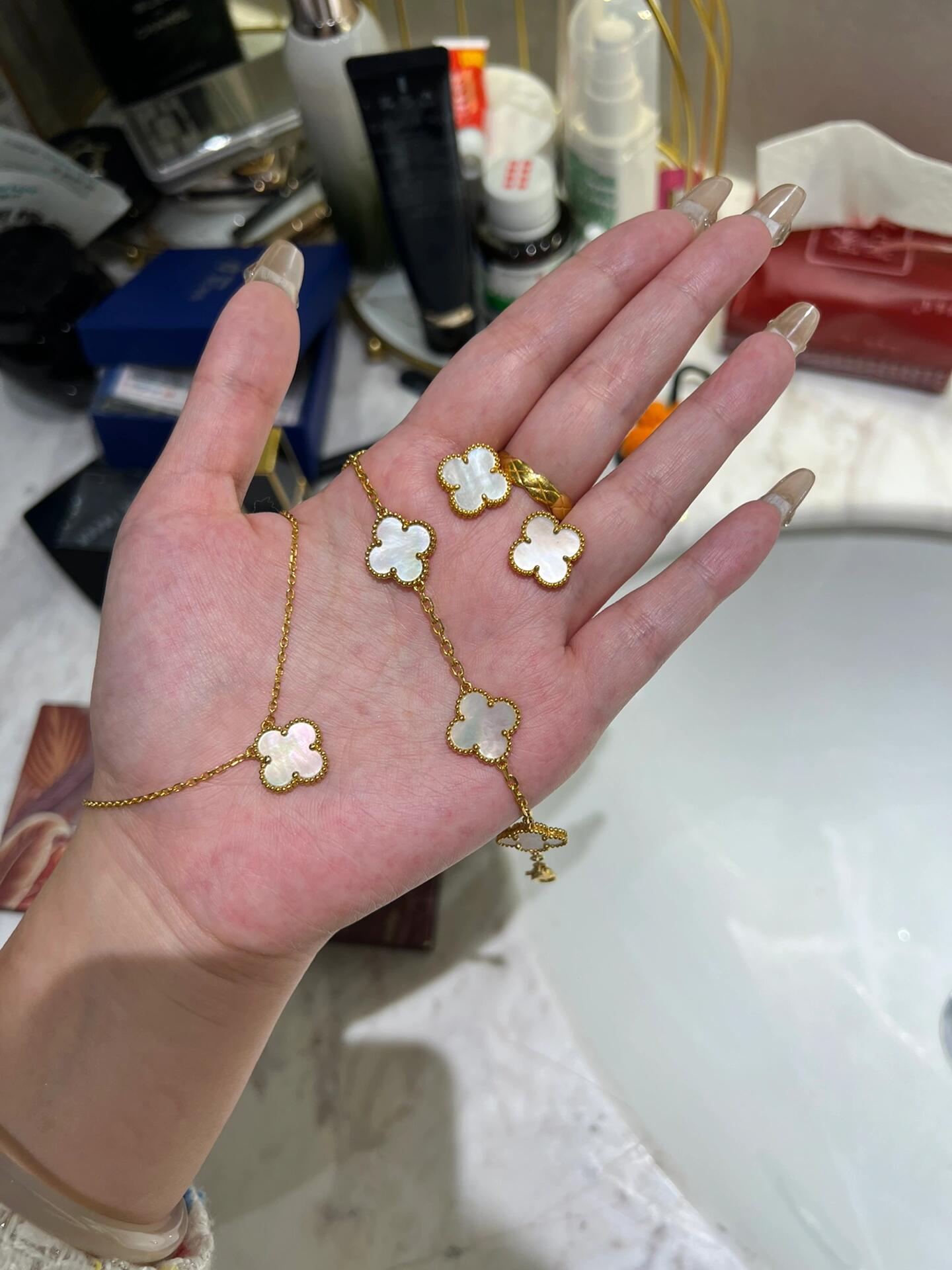 Bracciale Van Cleef Arpels Alhambra in oro giallo con motivi di trifoglio in madreperla bianca 19 cm
