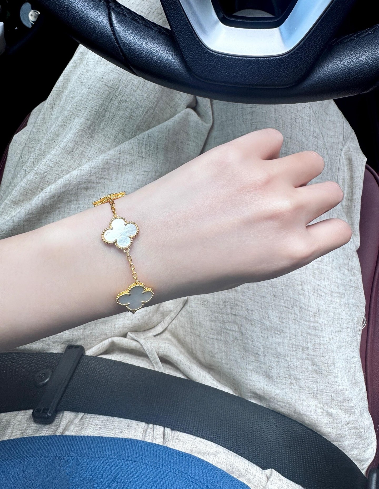 Bracciale Van Cleef Arpels Alhambra in oro giallo con motivi di trifoglio in madreperla bianca 19 cm