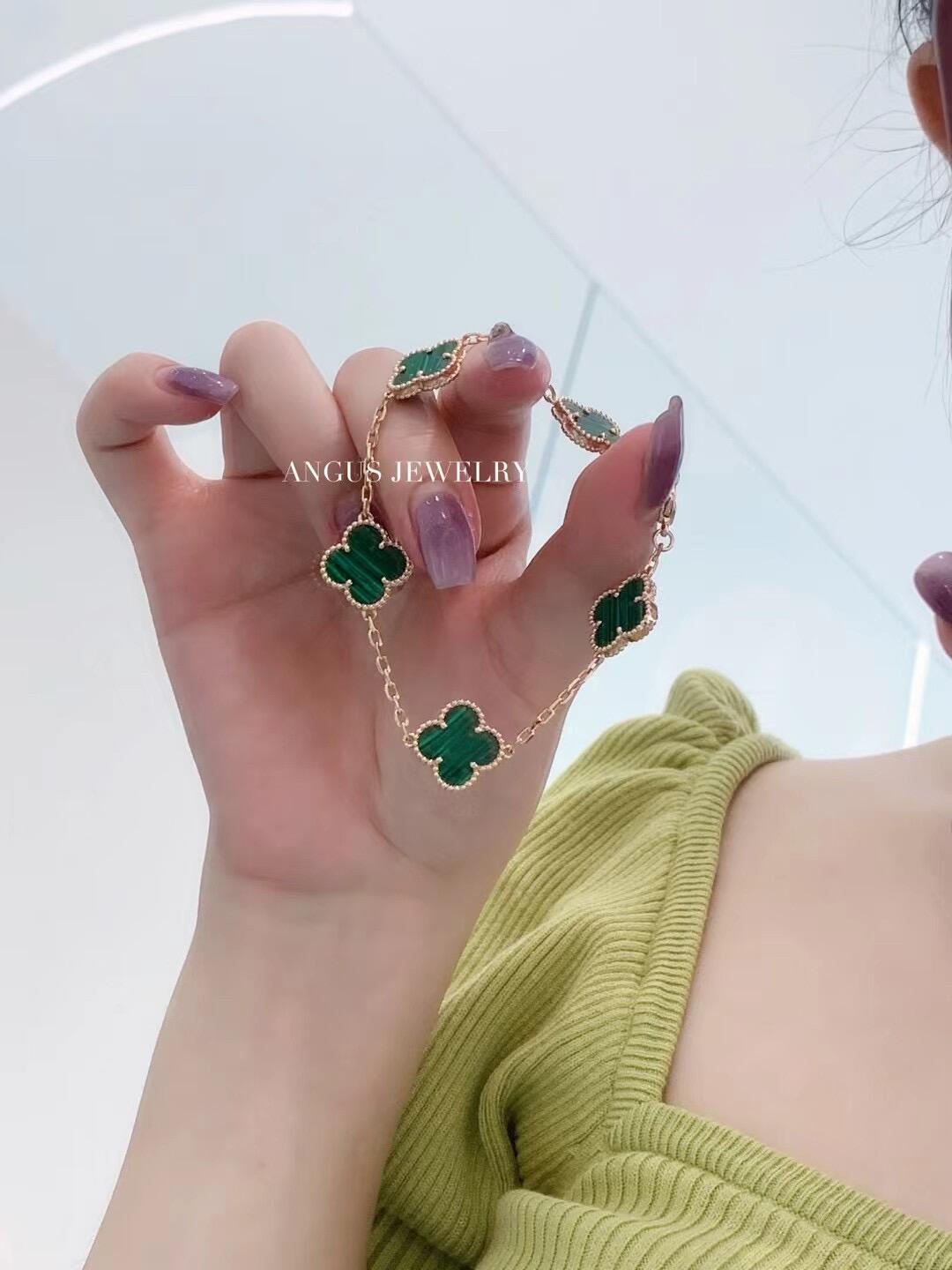 Van Cleef Arpels Alhambra bracelet Yellow gold with green malachite clover motifs 19cm