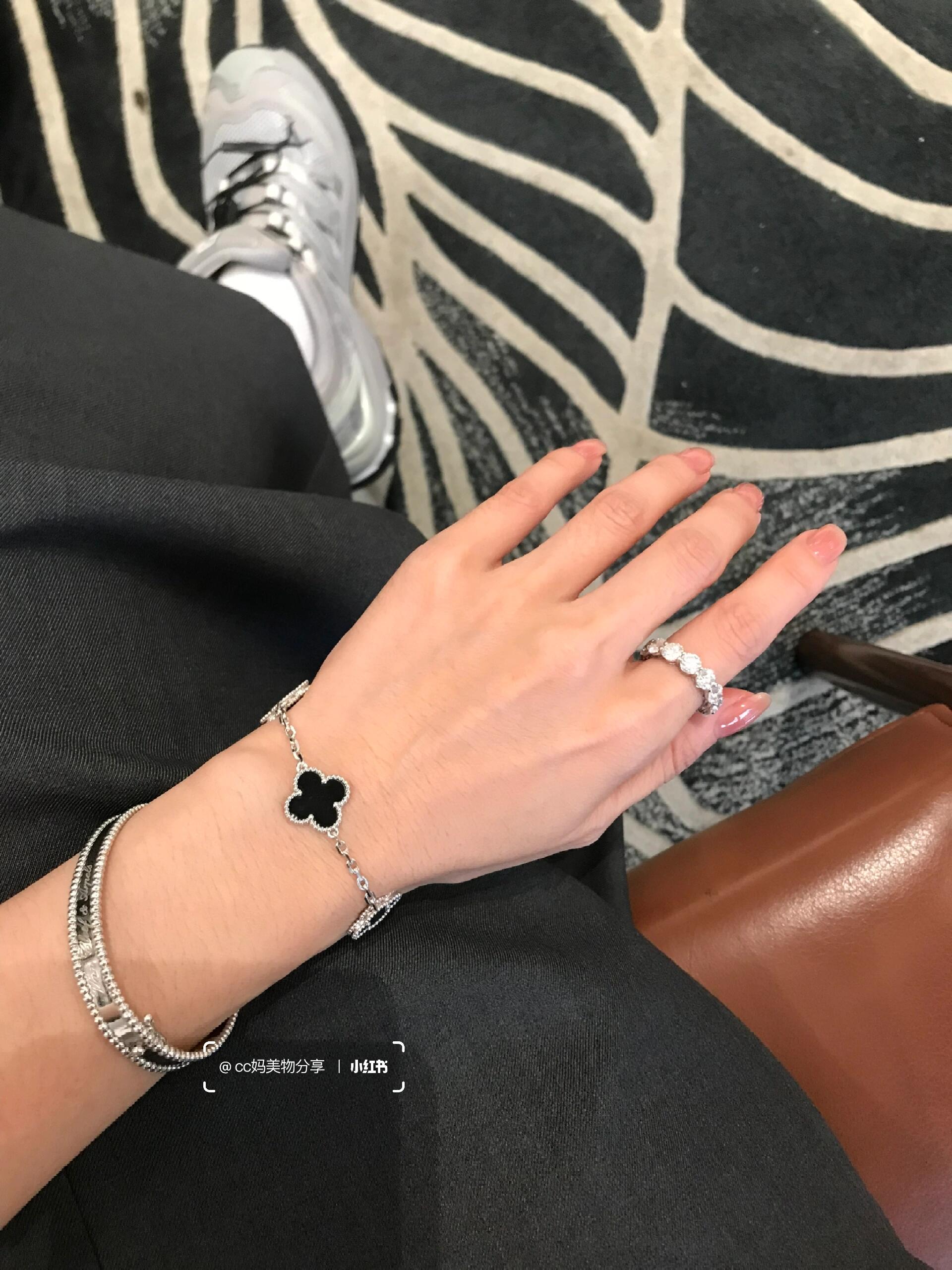 Bracciale Van Cleef Arpels Alhambra Oro bianco argentato con motivi di trifoglio in onice nero 17 cm