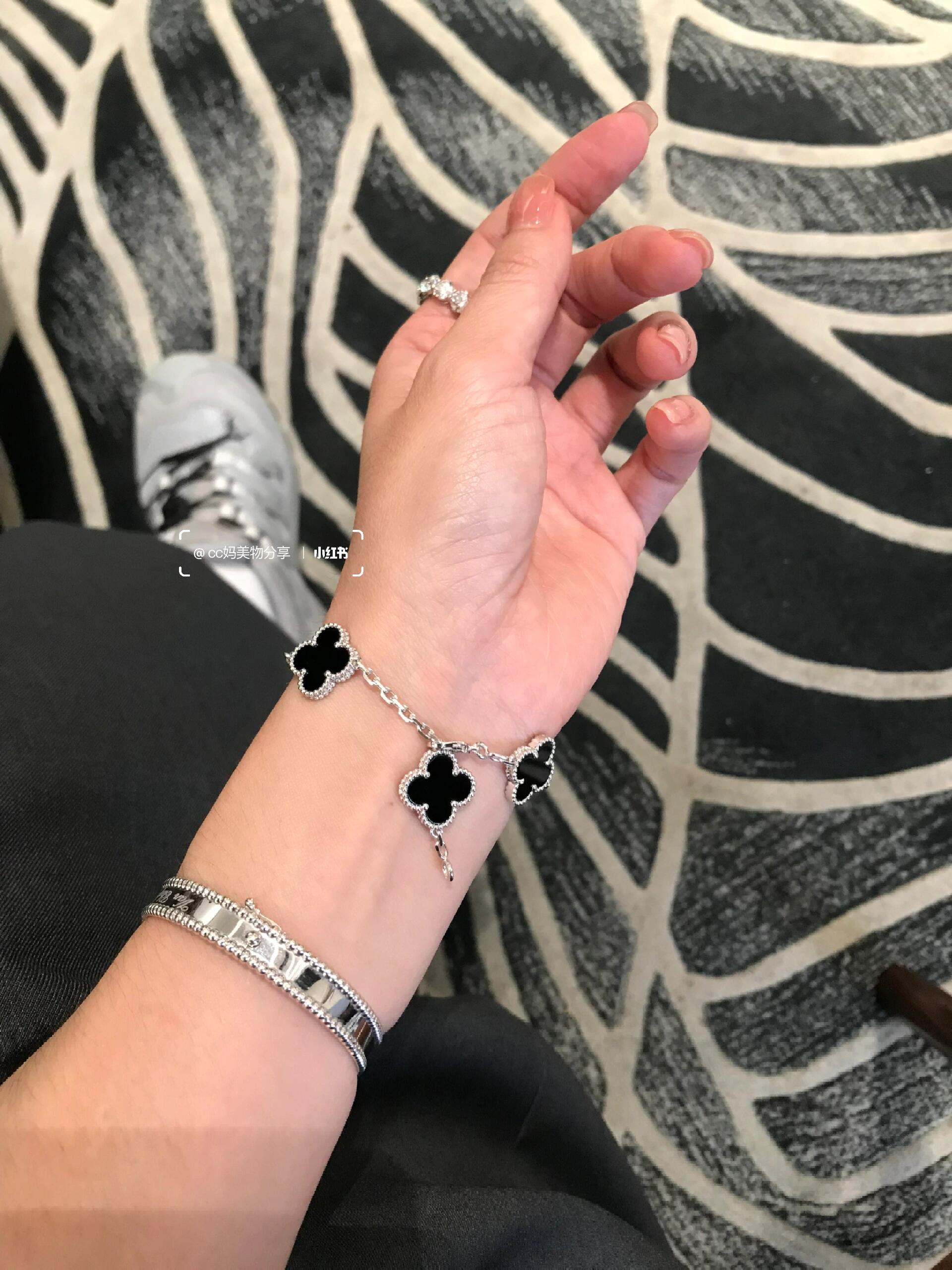 Bracciale Van Cleef Arpels Alhambra Oro bianco argentato con motivi di trifoglio in onice nero 17 cm