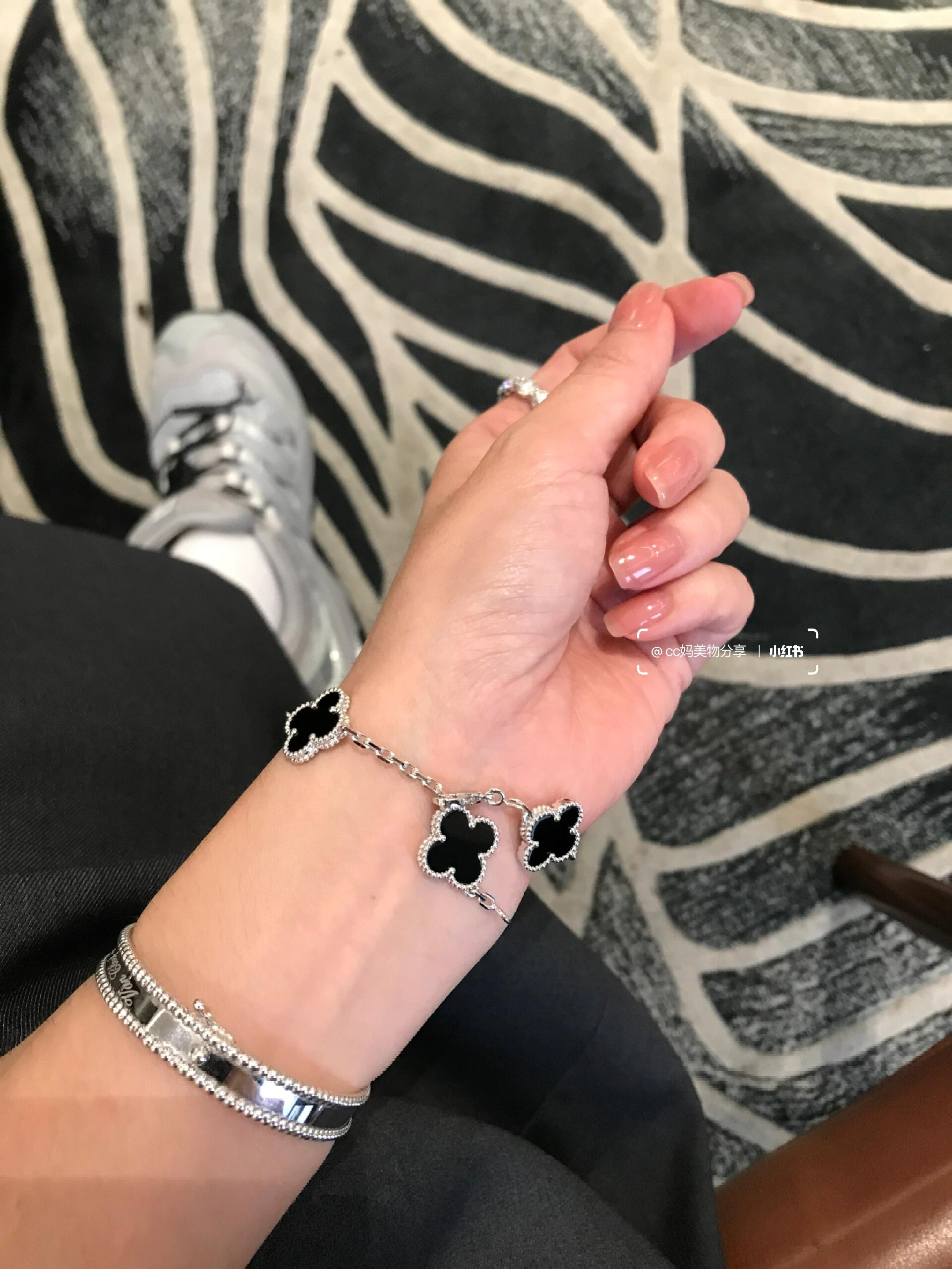 Bracciale Van Cleef Arpels Alhambra Oro bianco argentato con motivi di trifoglio in onice nero 17 cm