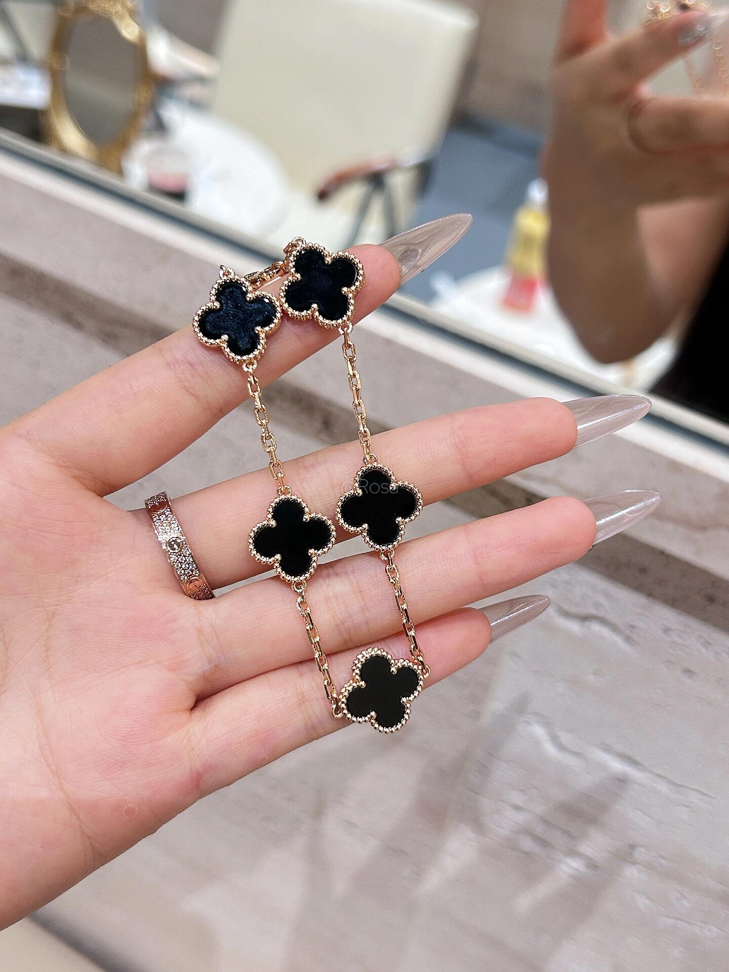 Van Cleef Arpels Alhambra bracelet yellow gold with black onyx clover motifs 17cm