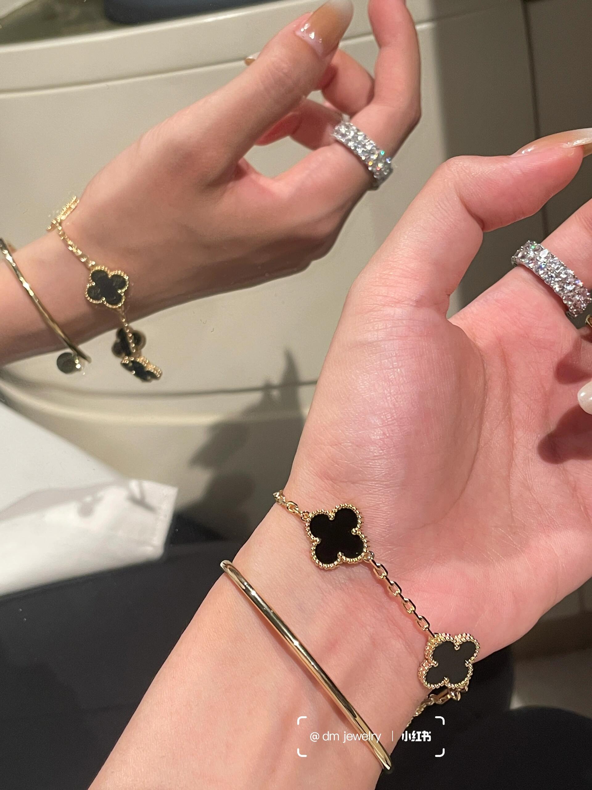 Van Cleef Arpels Alhambra bracelet yellow gold with black onyx clover motifs 17cm