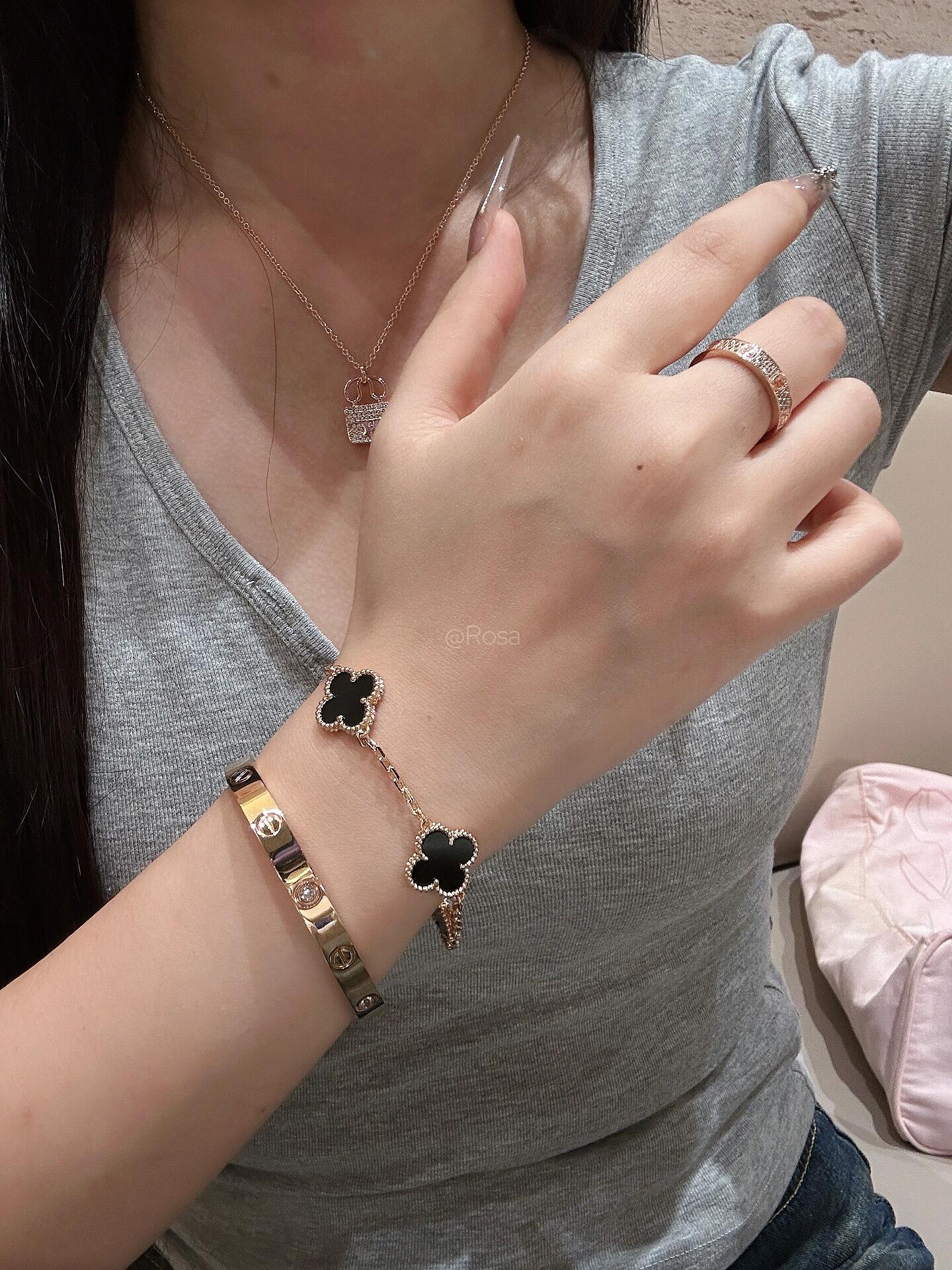 Van Cleef Arpels Alhambra bracelet yellow gold with black onyx clover motifs 17cm