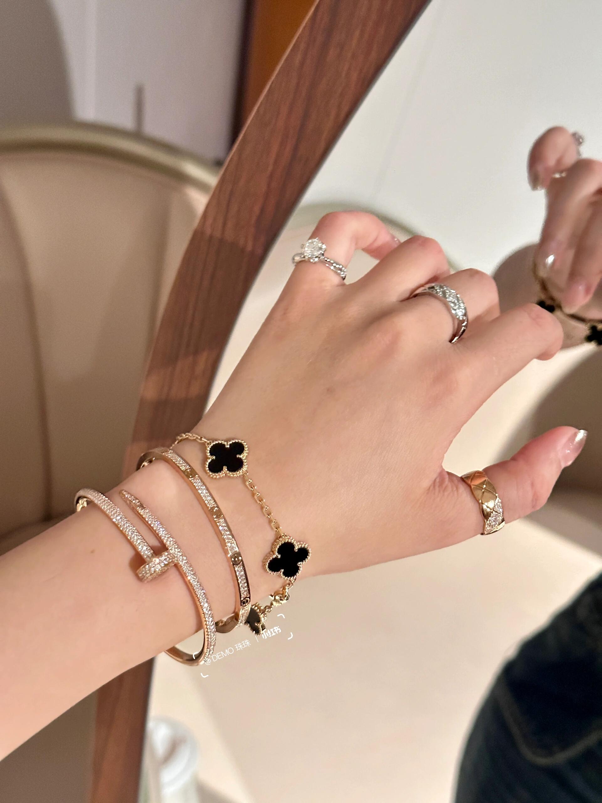Van Cleef Arpels Alhambra bracelet yellow gold with black onyx clover motifs 17cm