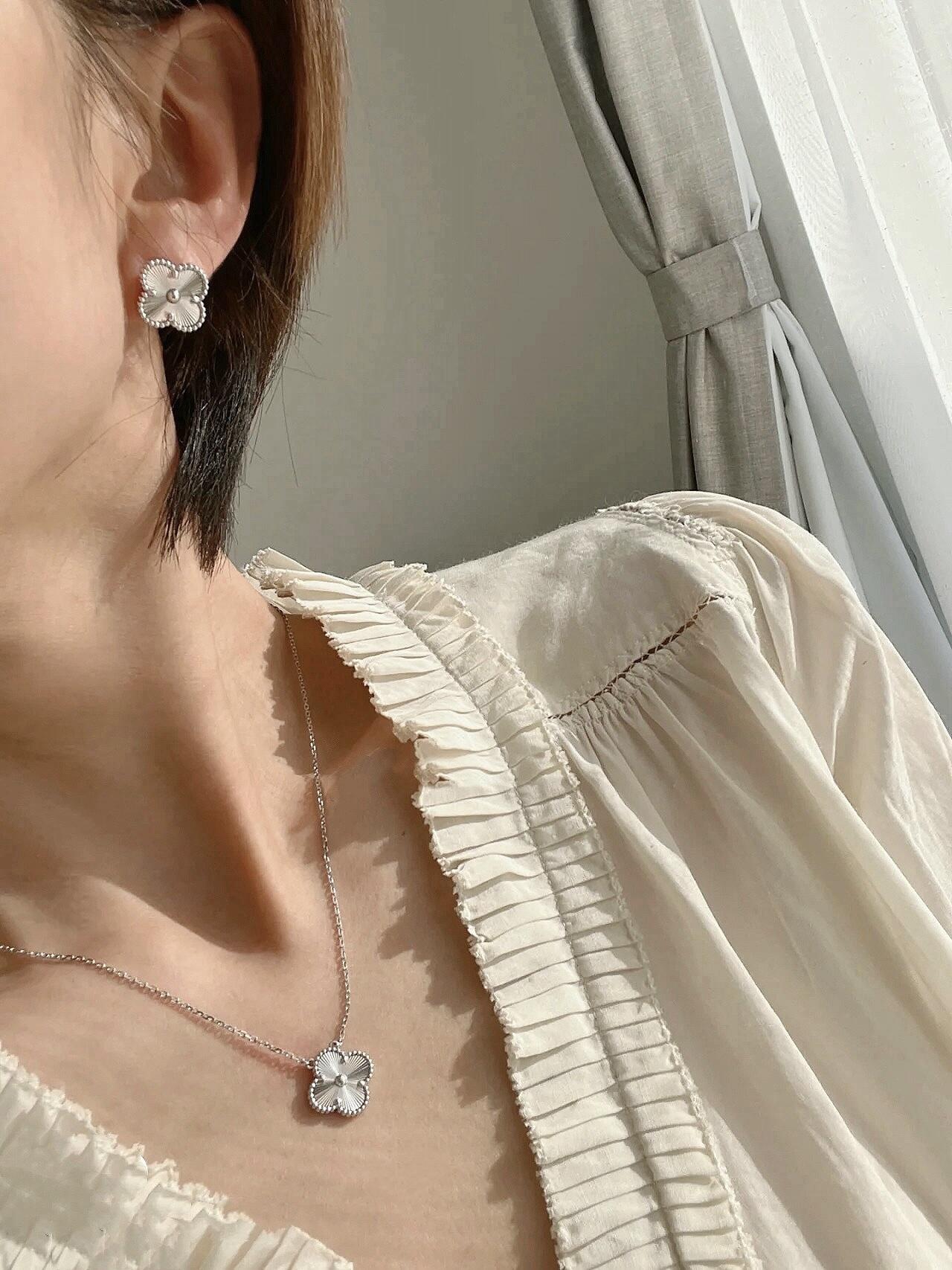 Orecchini Van Cleef Arpels Alhambra metallo argentato metallo dorato finitura guilloché diametro 15 mm