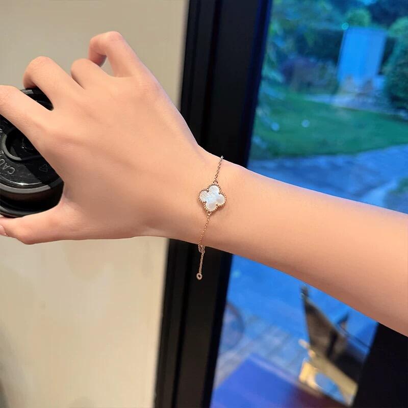 Van Cleef Arpels Alhambra bracelet yellow gold with white mother-of-pearl clover motif 17cm