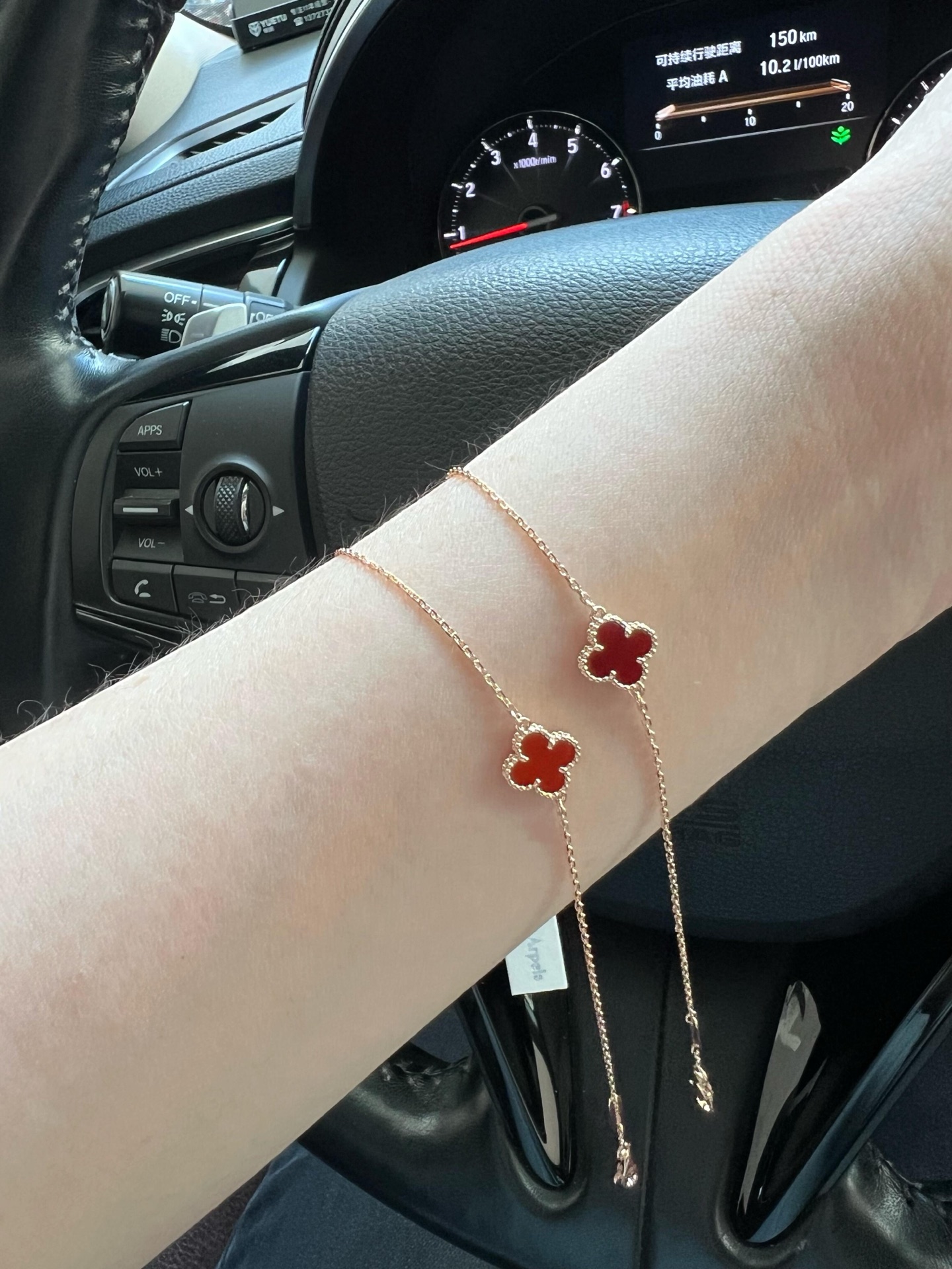 Bracciale Van Cleef Arpels Sweet Alhambra Metallo oro giallo con motivo trifoglio corniola rossa 17 cm