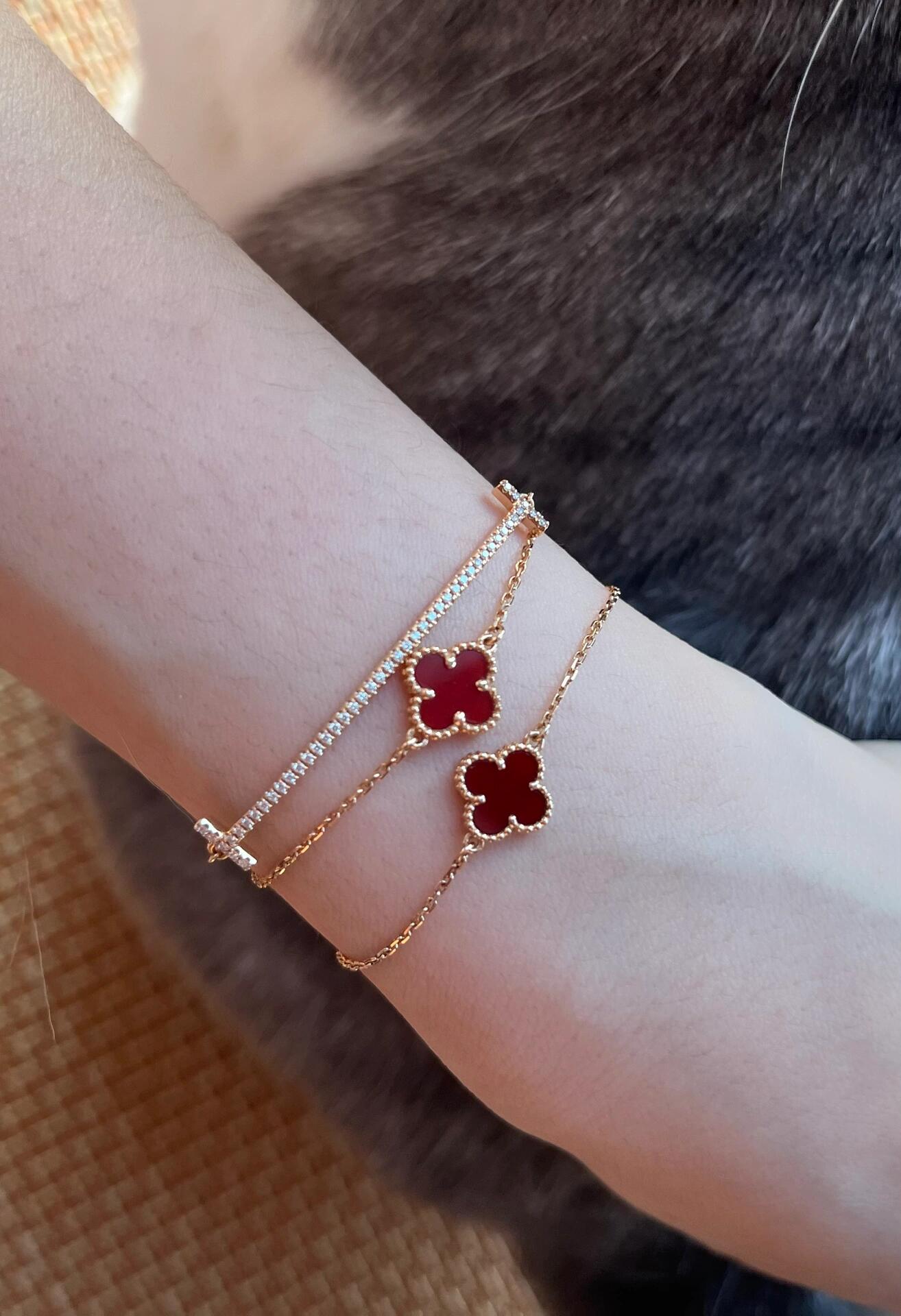 Bracciale Van Cleef Arpels Sweet Alhambra Metallo oro giallo con motivo trifoglio corniola rossa 17 cm