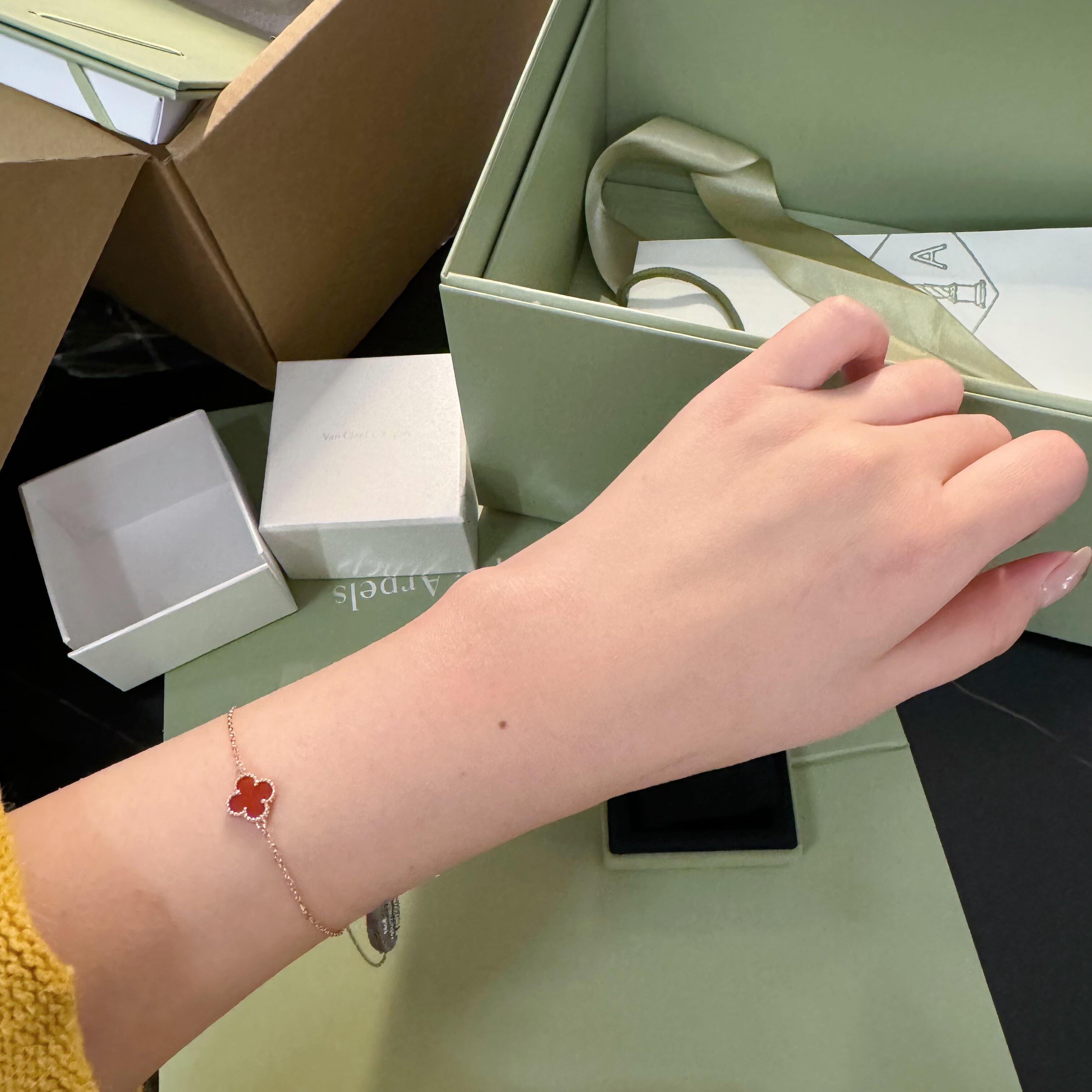 Bracciale Van Cleef Arpels Sweet Alhambra Metallo oro giallo con motivo trifoglio corniola rossa 17 cm
