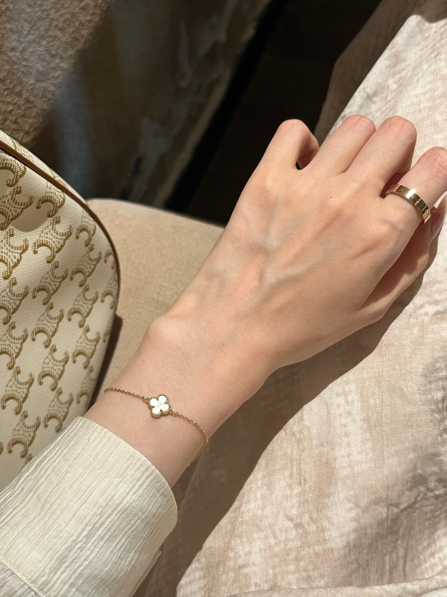 Van Cleef Arpels Alhambra bracelet yellow gold with white mother-of-pearl clover motif 17cm