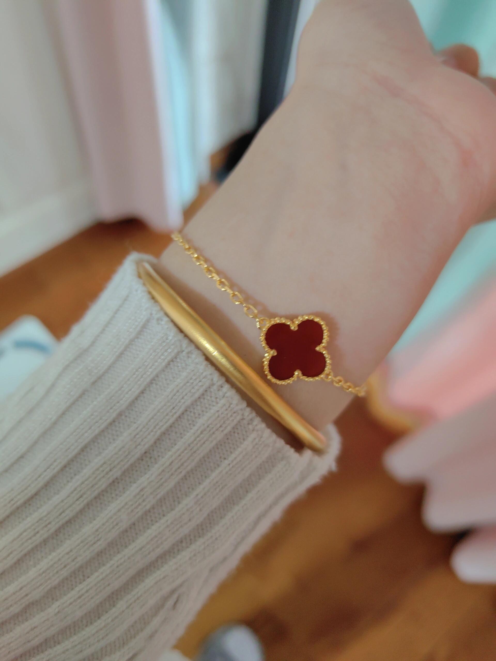 Bracciale Van Cleef Arpels Sweet Alhambra Metallo oro giallo con motivo trifoglio corniola rossa 17 cm