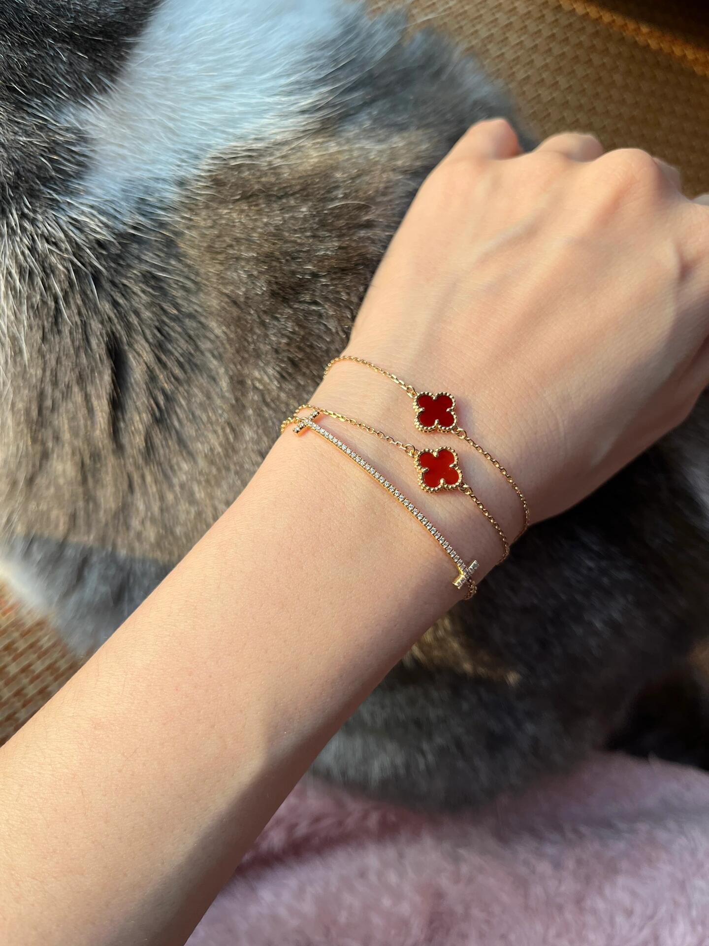 Bracciale Van Cleef Arpels Sweet Alhambra Metallo oro giallo con motivo trifoglio corniola rossa 17 cm