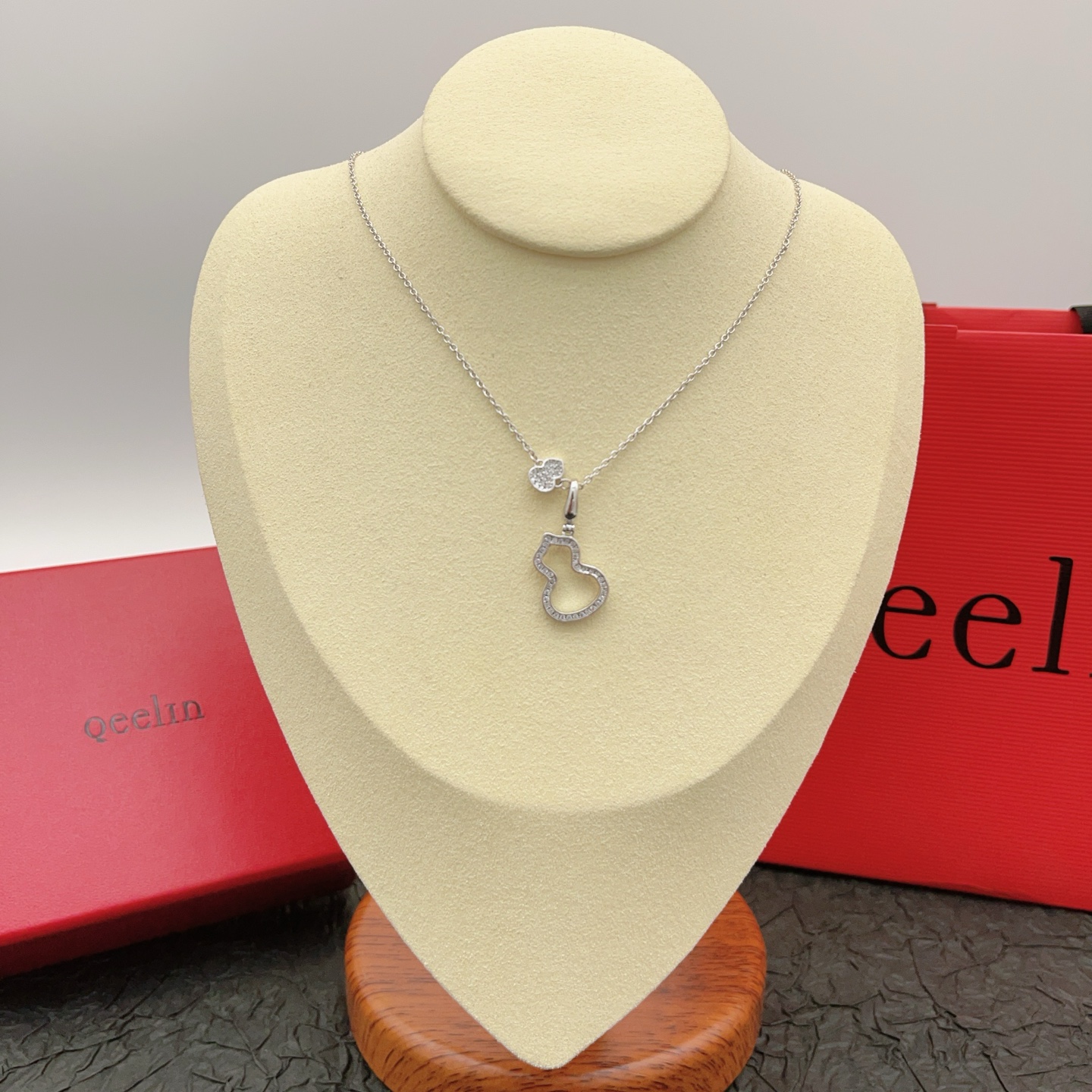 Qeelin Wulu necklace silver-toned metal with clear diamond pave 42cm
