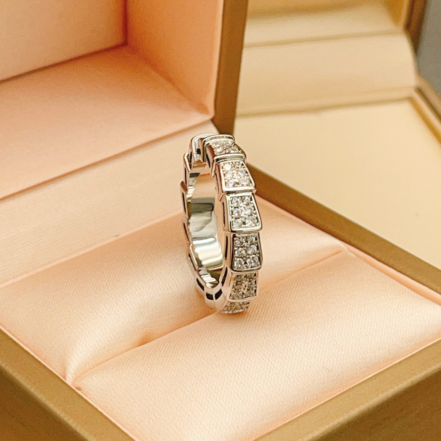 Bvlgari Serpenti Viper ring 18K white gold pave set clear diamonds No 7