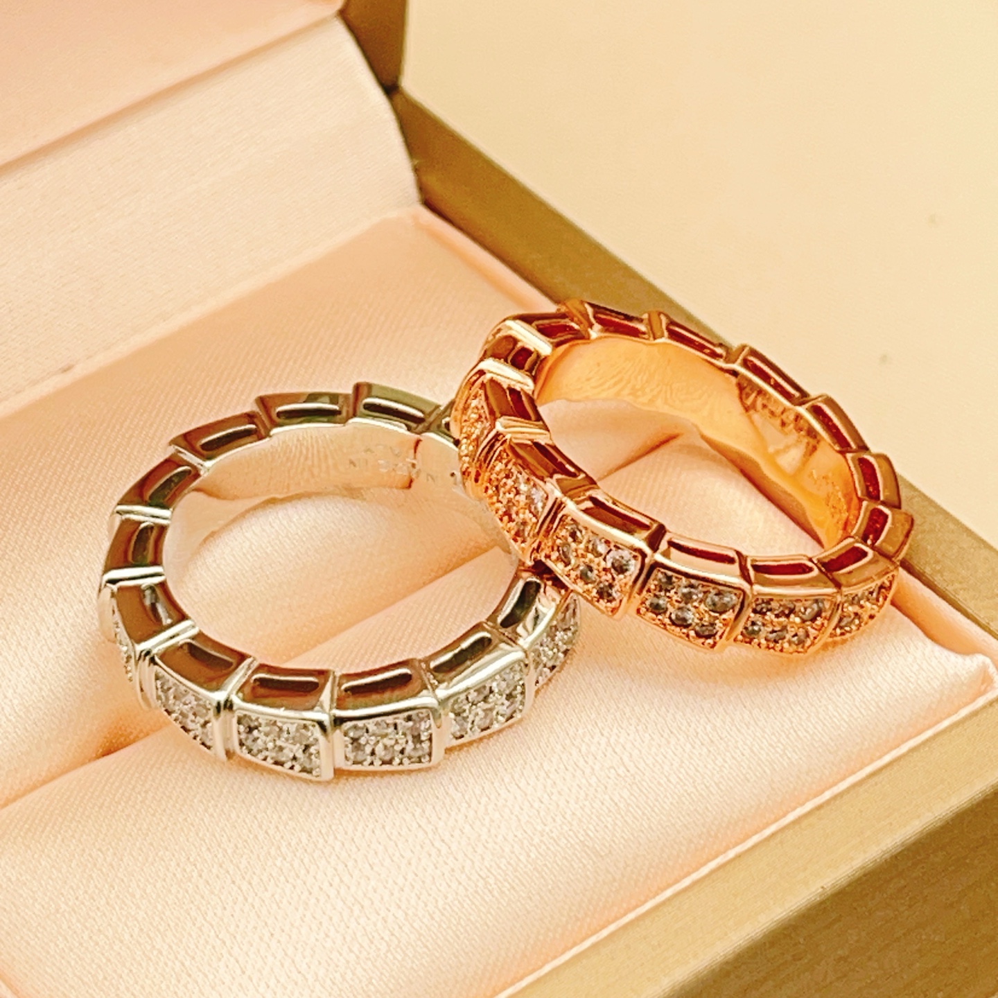 Bvlgari Serpenti Viper ring 18K white gold pave set clear diamonds No 7