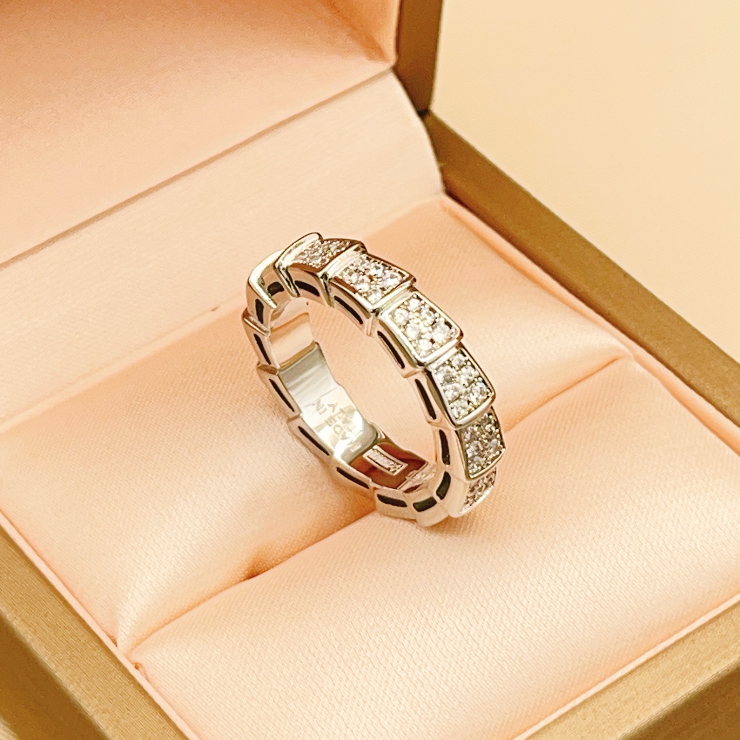 Bvlgari Serpenti Viper ring 18K white gold pave set clear diamonds No 7