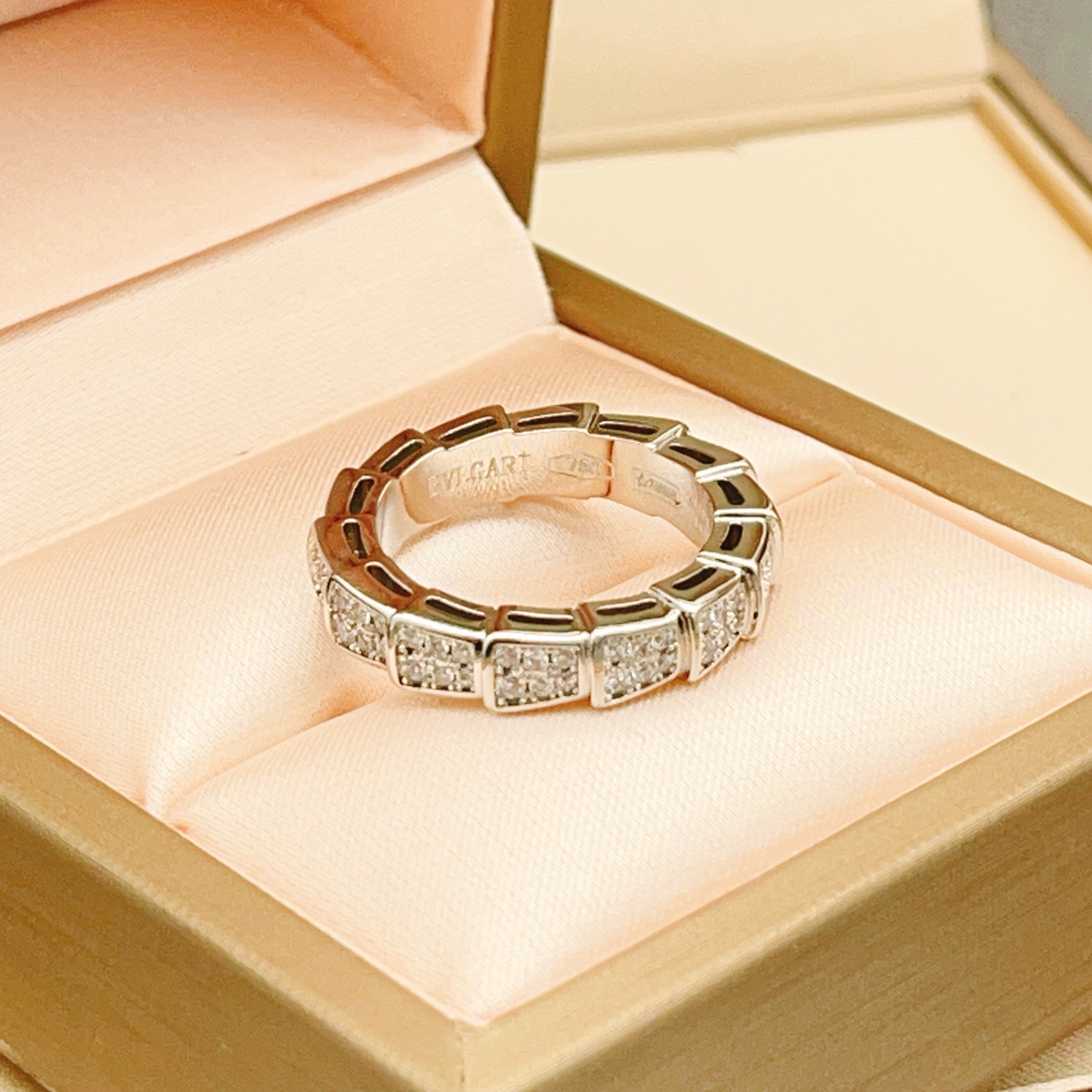 Bvlgari Serpenti Viper ring 18K white gold pave set clear diamonds No 7