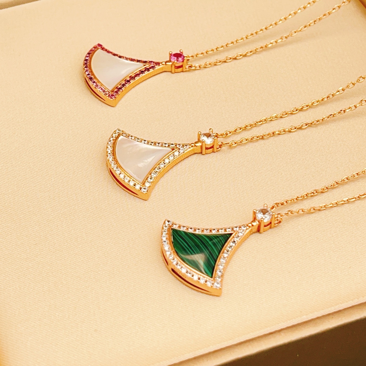 Bvlgari Divas Dream necklace 18k rose gold green malachite clear diamond 42cm