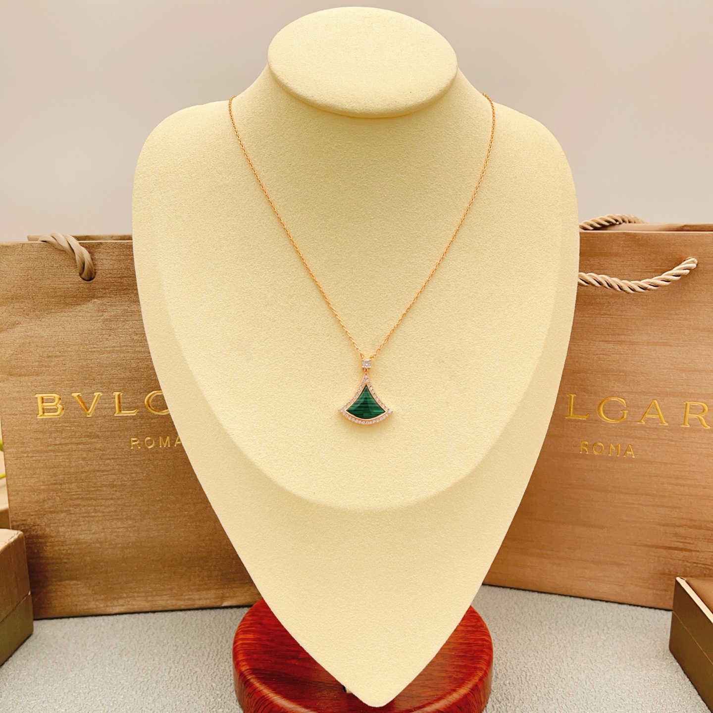 Bvlgari Divas Dream necklace 18k rose gold green malachite clear diamond 42cm
