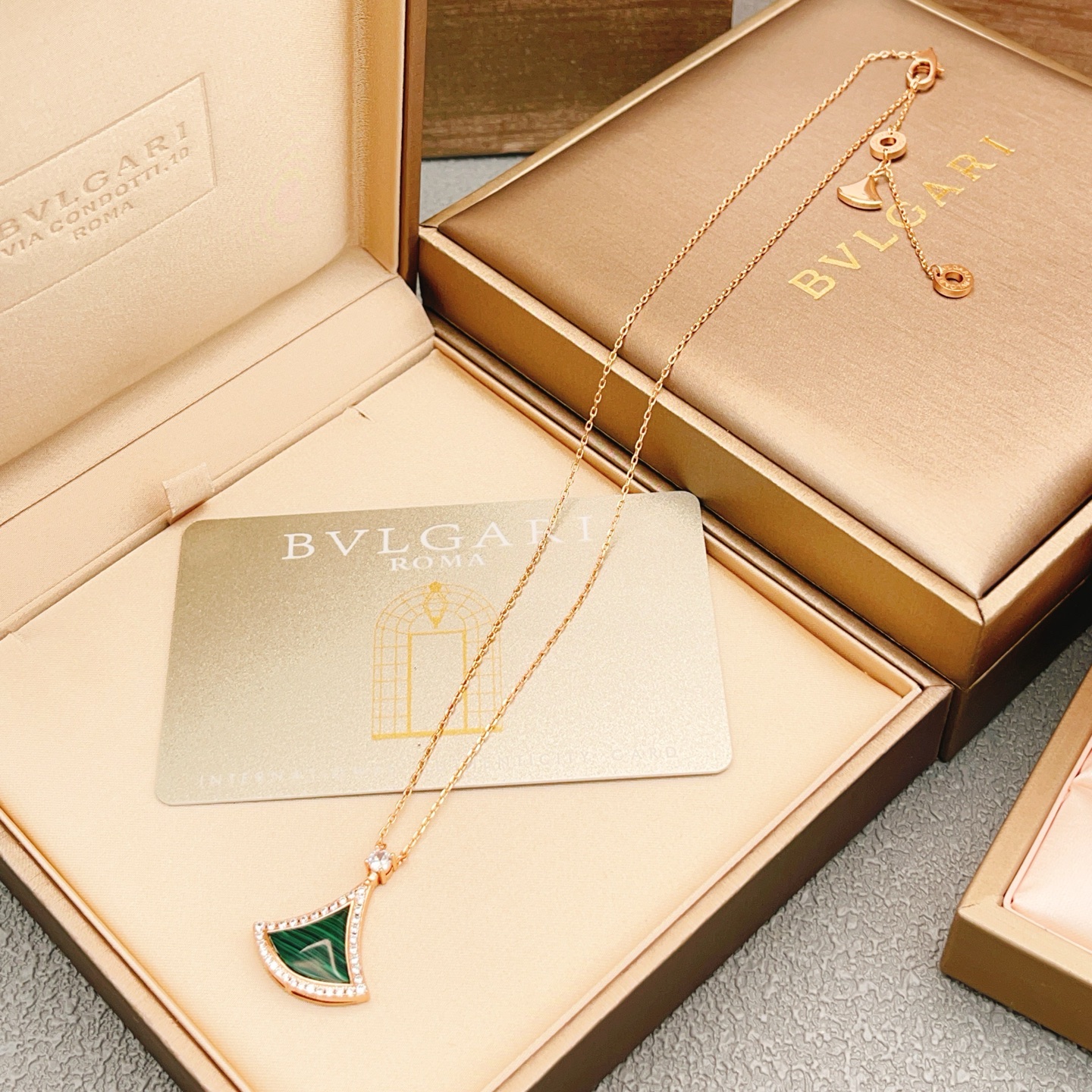 Bvlgari Divas Dream necklace 18k rose gold green malachite clear diamond 42cm
