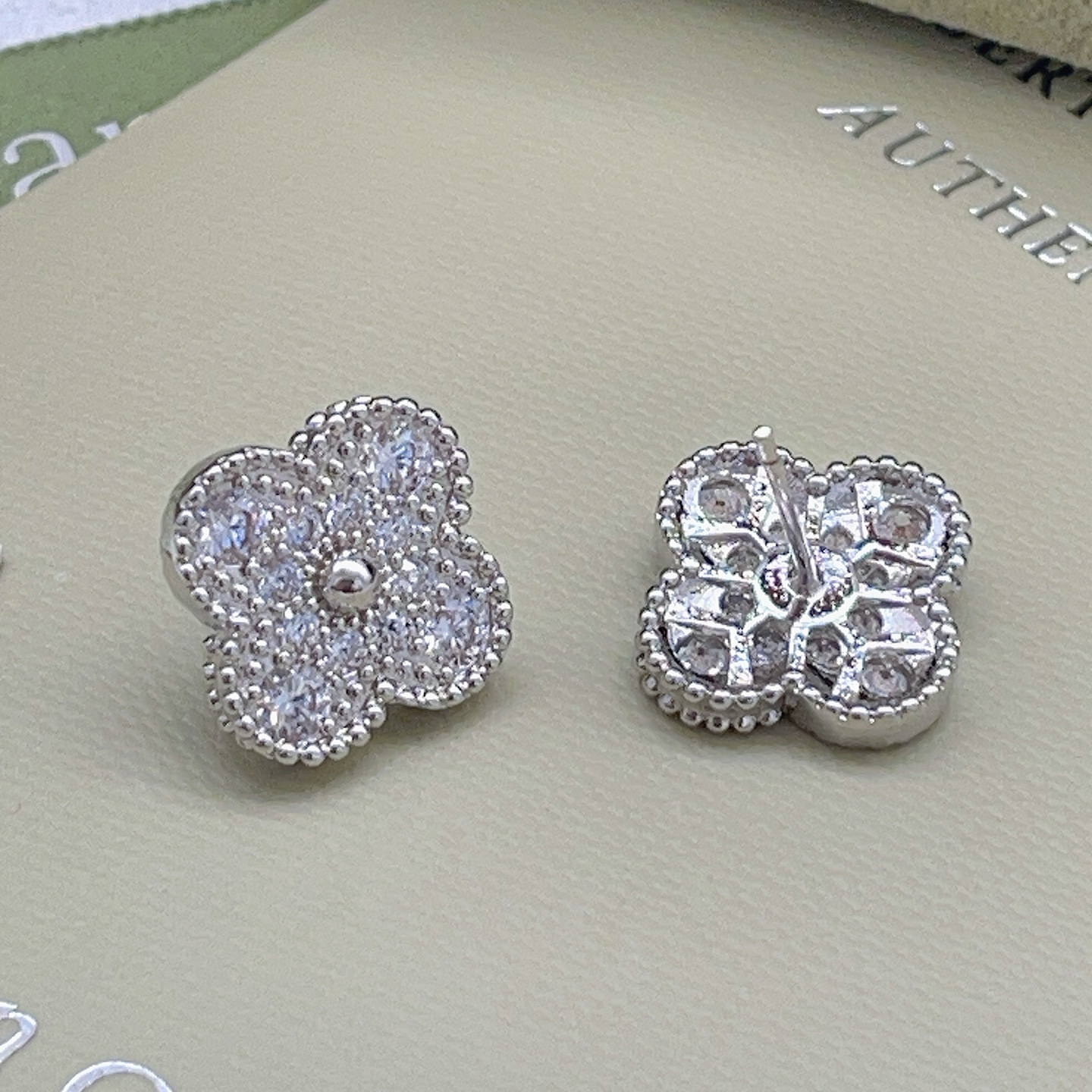 Orecchini Van Cleef Arpels Alhambra in oro bianco color argento con pavé di diamanti trasparenti da 9 diametro del perno di 5 mm