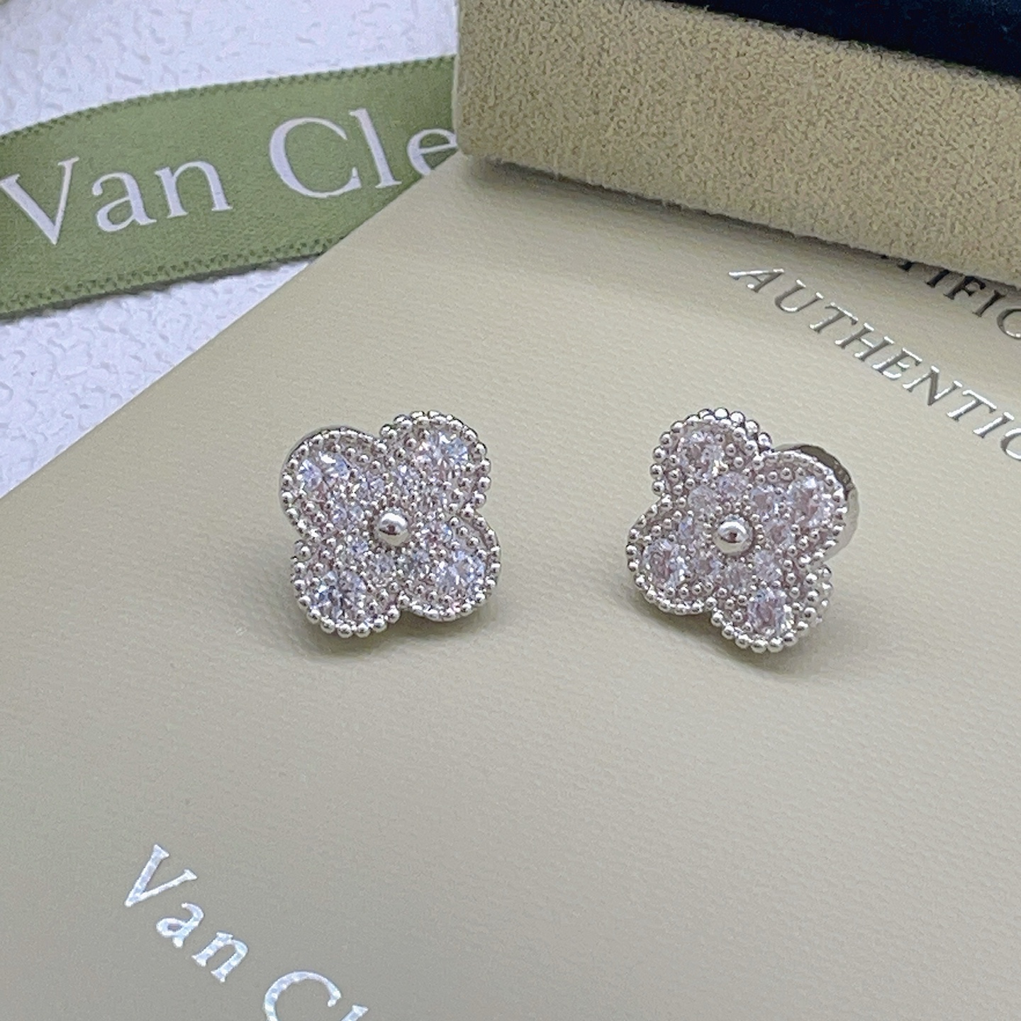 Orecchini Van Cleef Arpels Alhambra in oro bianco color argento con pavé di diamanti trasparenti da 9 diametro del perno di 5 mm