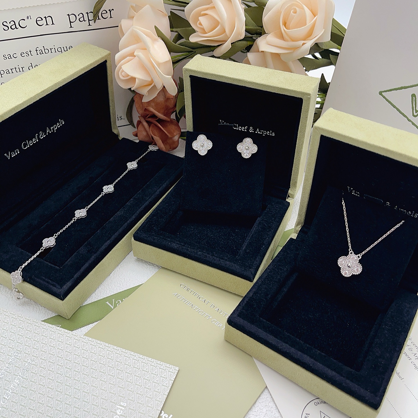 Orecchini Van Cleef Arpels Alhambra in oro bianco color argento con pavé di diamanti trasparenti da 9 diametro del perno di 5 mm
