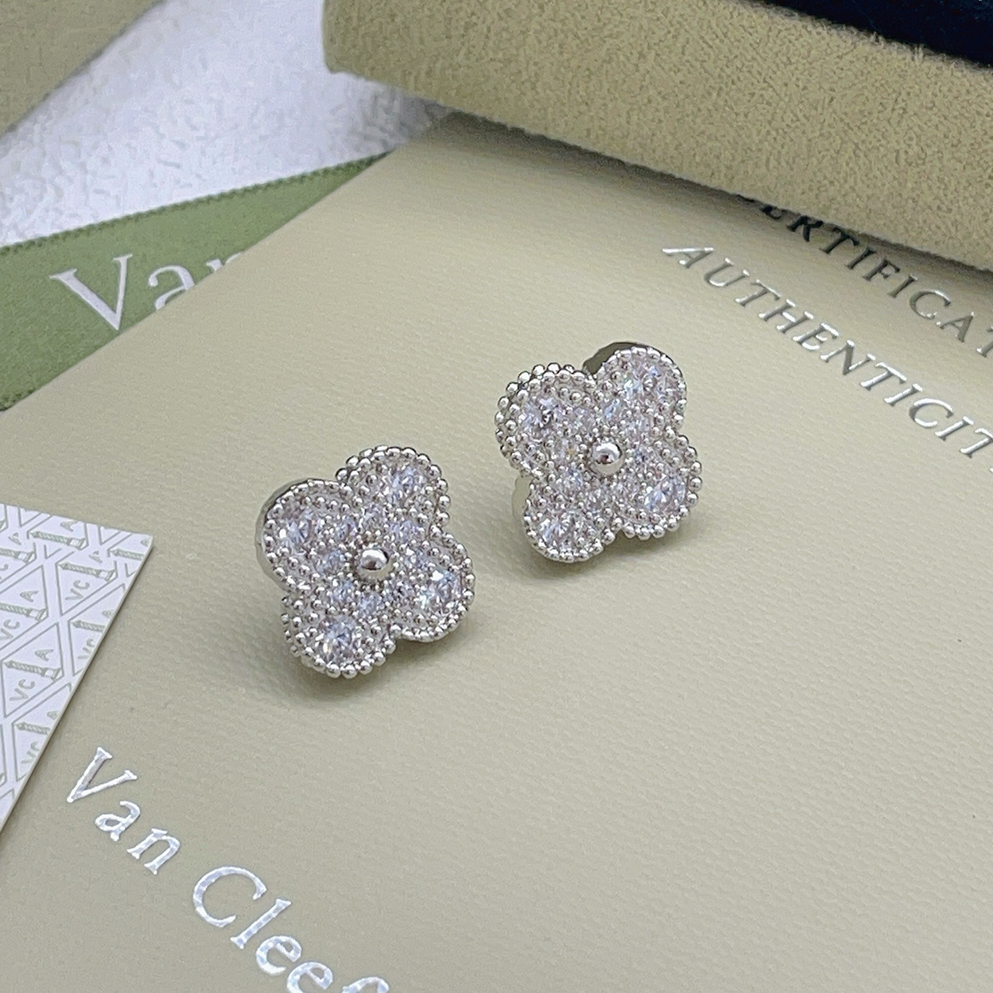 Orecchini Van Cleef Arpels Alhambra in oro bianco color argento con pavé di diamanti trasparenti da 9 diametro del perno di 5 mm