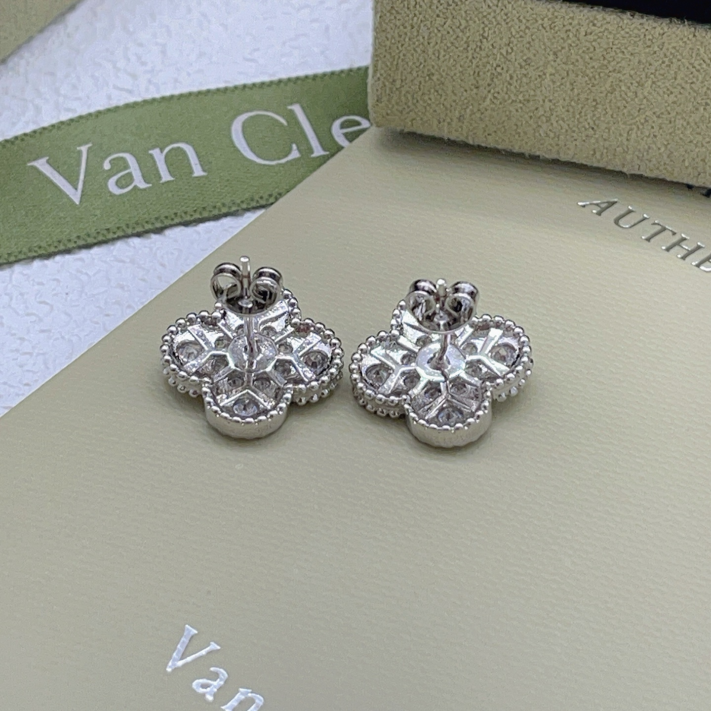 Orecchini Van Cleef Arpels Alhambra in oro bianco color argento con pavé di diamanti trasparenti da 9 diametro del perno di 5 mm
