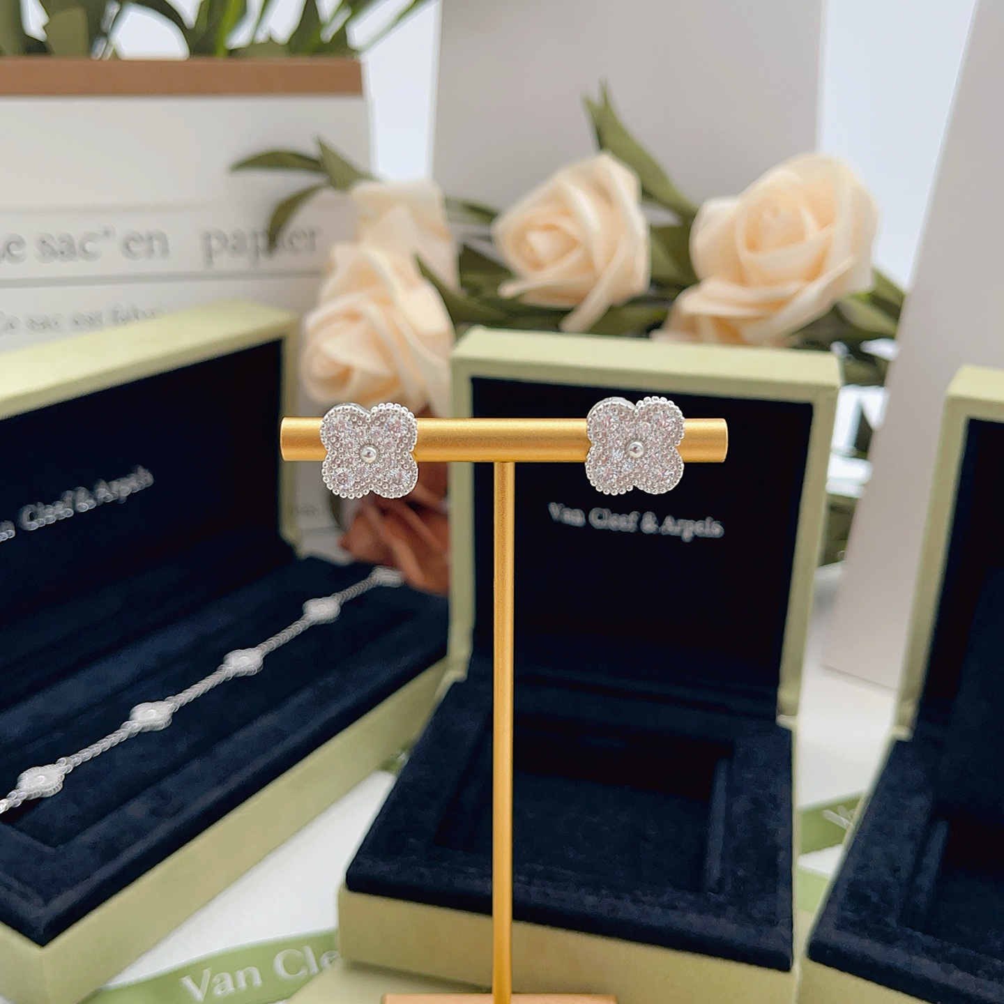 Orecchini Van Cleef Arpels Alhambra in oro bianco color argento con pavé di diamanti trasparenti da 9 diametro del perno di 5 mm