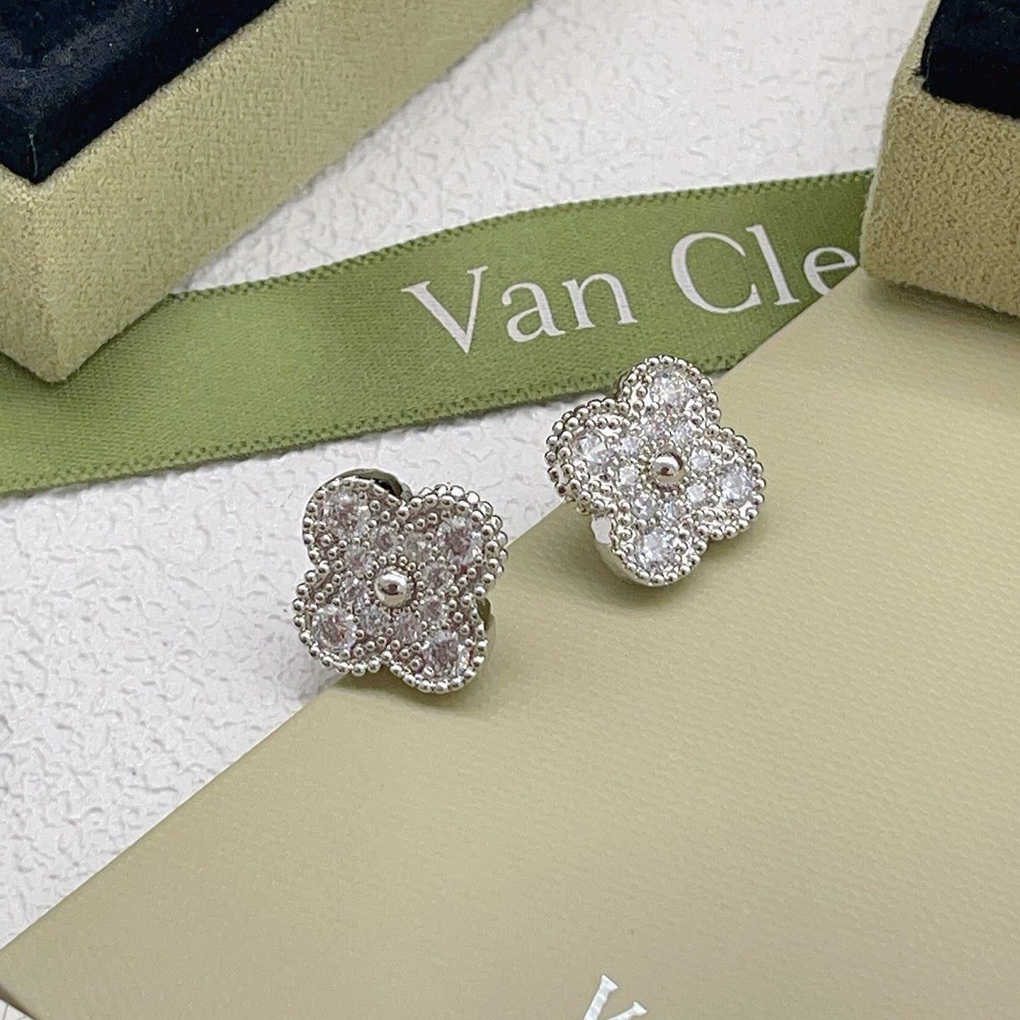 Orecchini Van Cleef Arpels Alhambra in oro bianco color argento con pavé di diamanti trasparenti da 9 diametro del perno di 5 mm