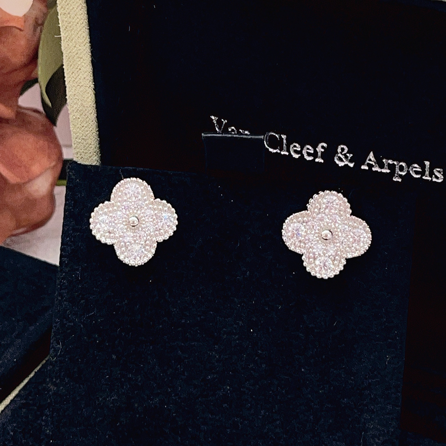 Orecchini Van Cleef Arpels Alhambra in oro bianco color argento con pavé di diamanti trasparenti da 9 diametro del perno di 5 mm