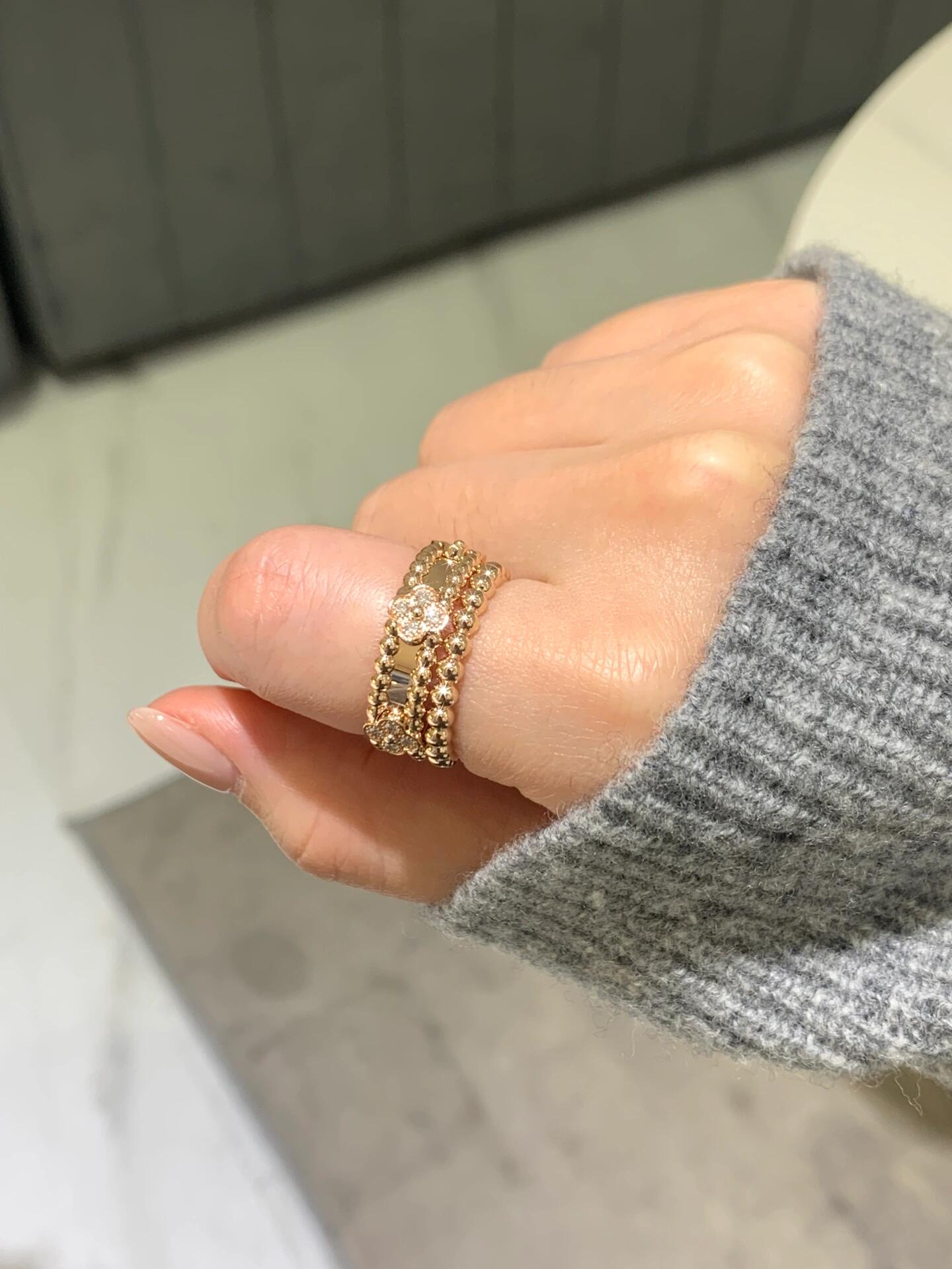 Van Cleef Arpels Perlee ring Rose gold with clear diamond accents No 7