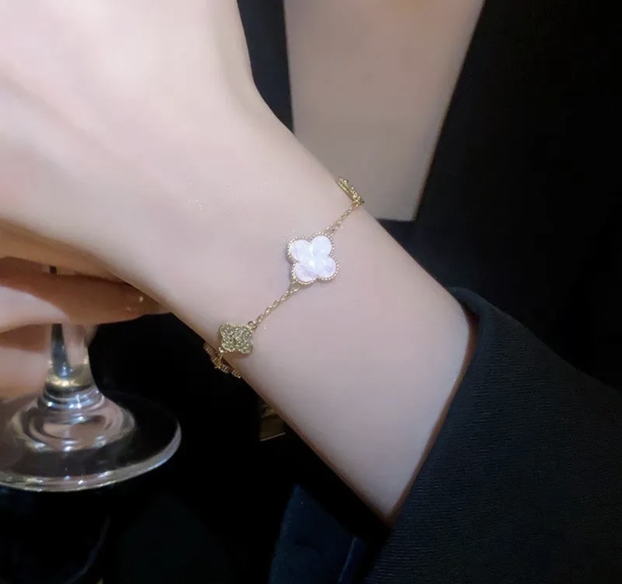 Bracciale Van Cleef Arpels Alhambra Metallo color argento con dettagli in madreperla bianca e diamanti trasparenti Metallo color oro con dettagli in madreperla bianca e diamanti trasparenti Metallo color oro con dettagli in madreperla rosa e diamanti trasparenti 17 cm