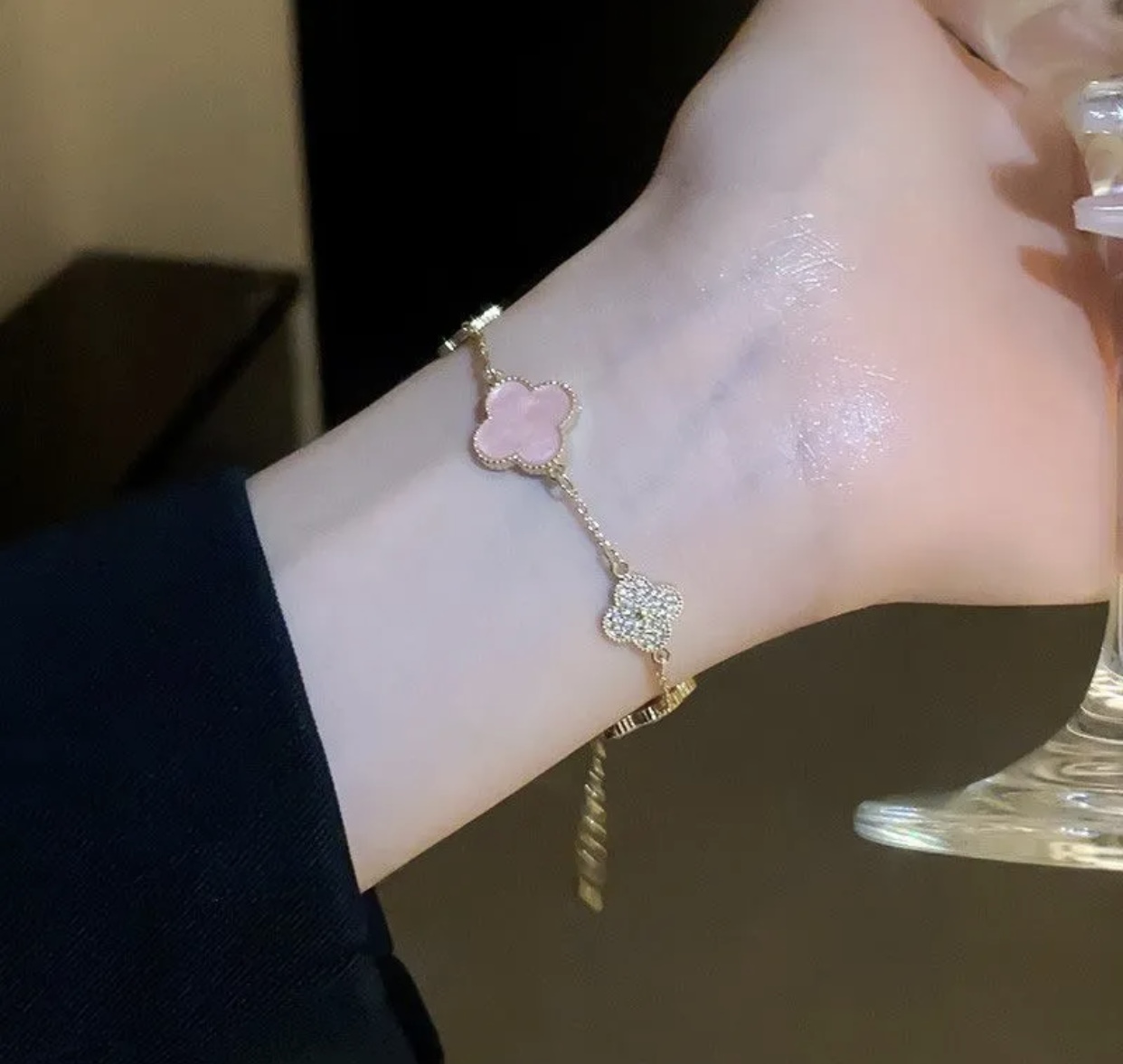 Bracciale Van Cleef Arpels Alhambra Metallo color argento con dettagli in madreperla bianca e diamanti trasparenti Metallo color oro con dettagli in madreperla bianca e diamanti trasparenti Metallo color oro con dettagli in madreperla rosa e diamanti trasparenti 17 cm