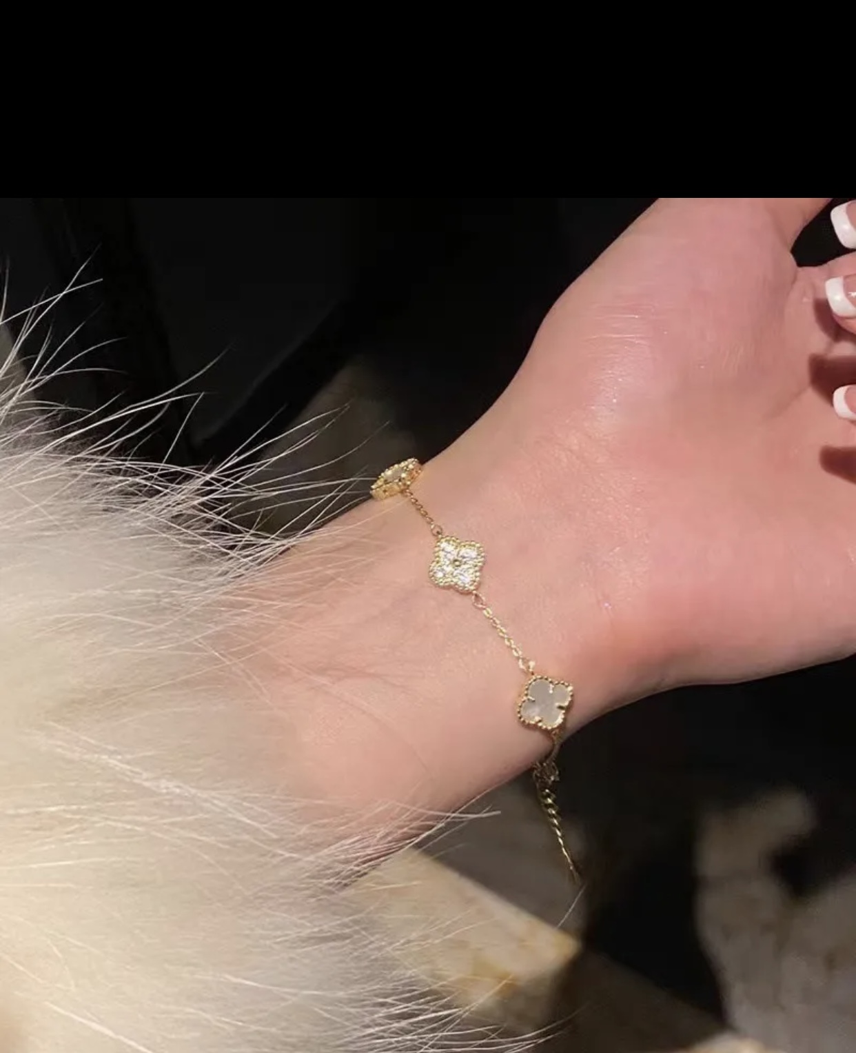 Bracciale Van Cleef Arpels Alhambra Metallo color argento con dettagli in madreperla bianca e diamanti trasparenti Metallo color oro con dettagli in madreperla bianca e diamanti trasparenti Metallo color oro con dettagli in madreperla rosa e diamanti trasparenti 17 cm