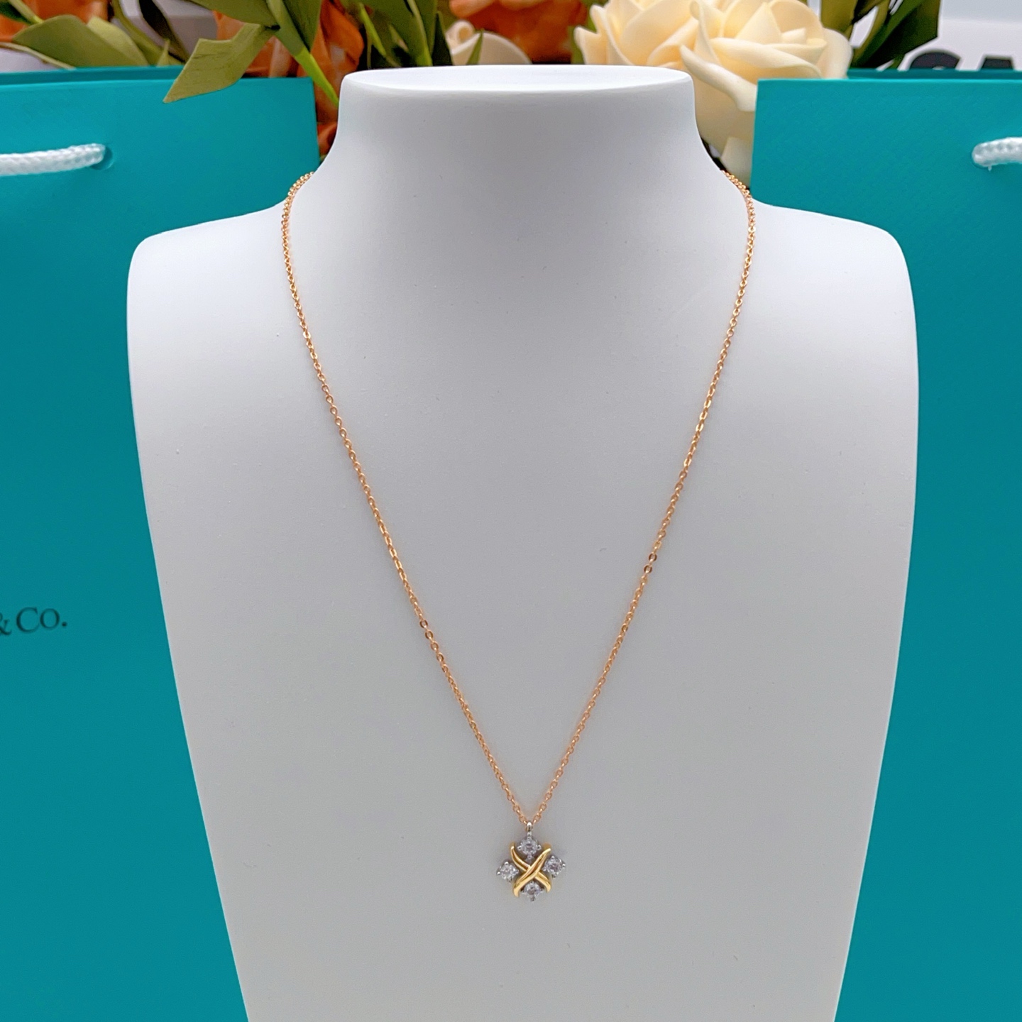 Tiffany Co Schlumberger Lynn Pendant necklace 18k yellow gold with platinum set round brilliant diamonds 40cm with 5cm extender