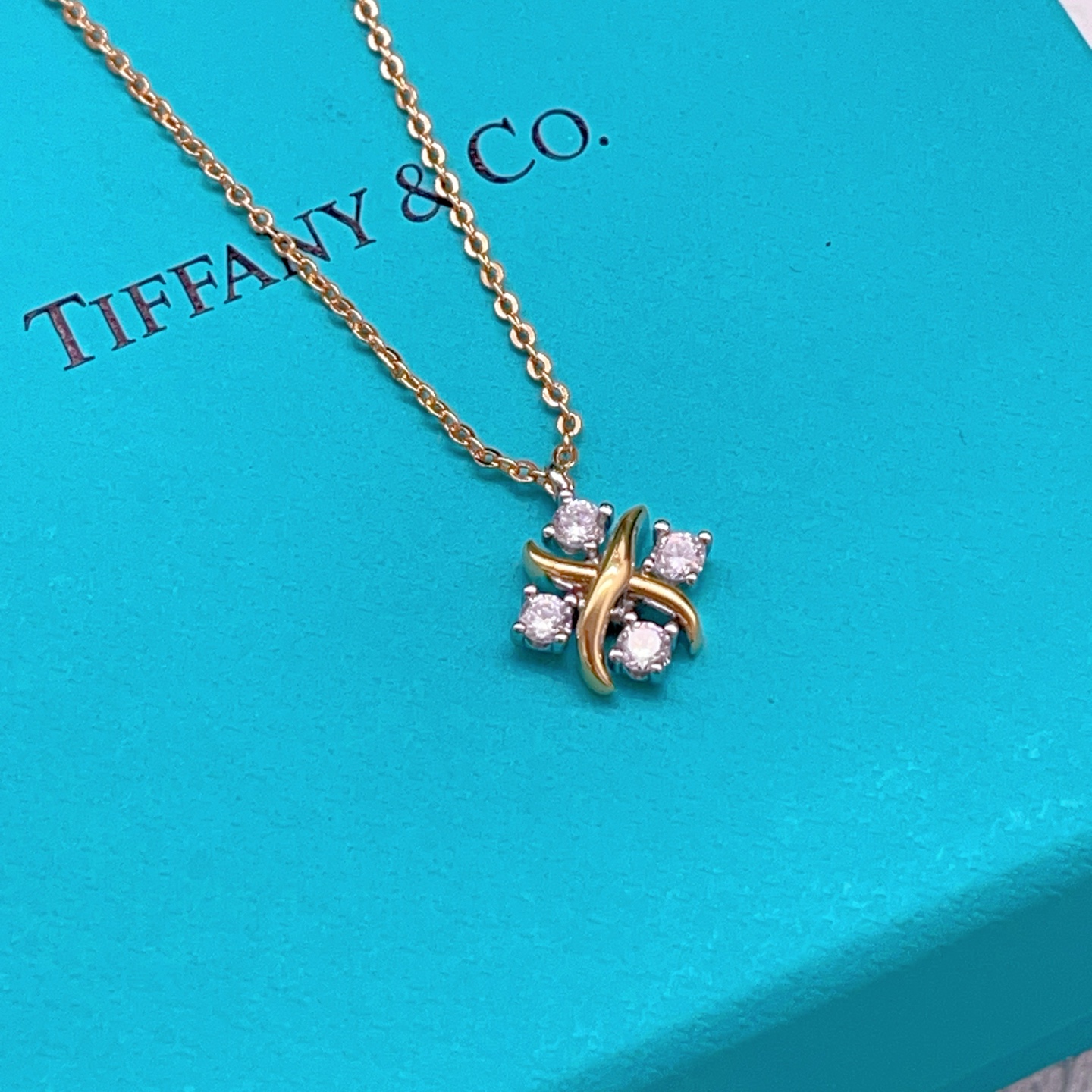 Tiffany Co Schlumberger Lynn Pendant necklace 18k yellow gold with platinum set round brilliant diamonds 40cm with 5cm extender