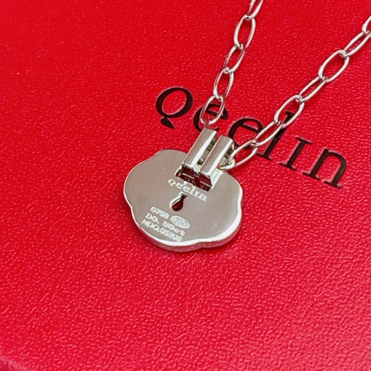 Qeelin Yu Yi necklace 18K white gold diamond mother of pearl red gemstone 42cm