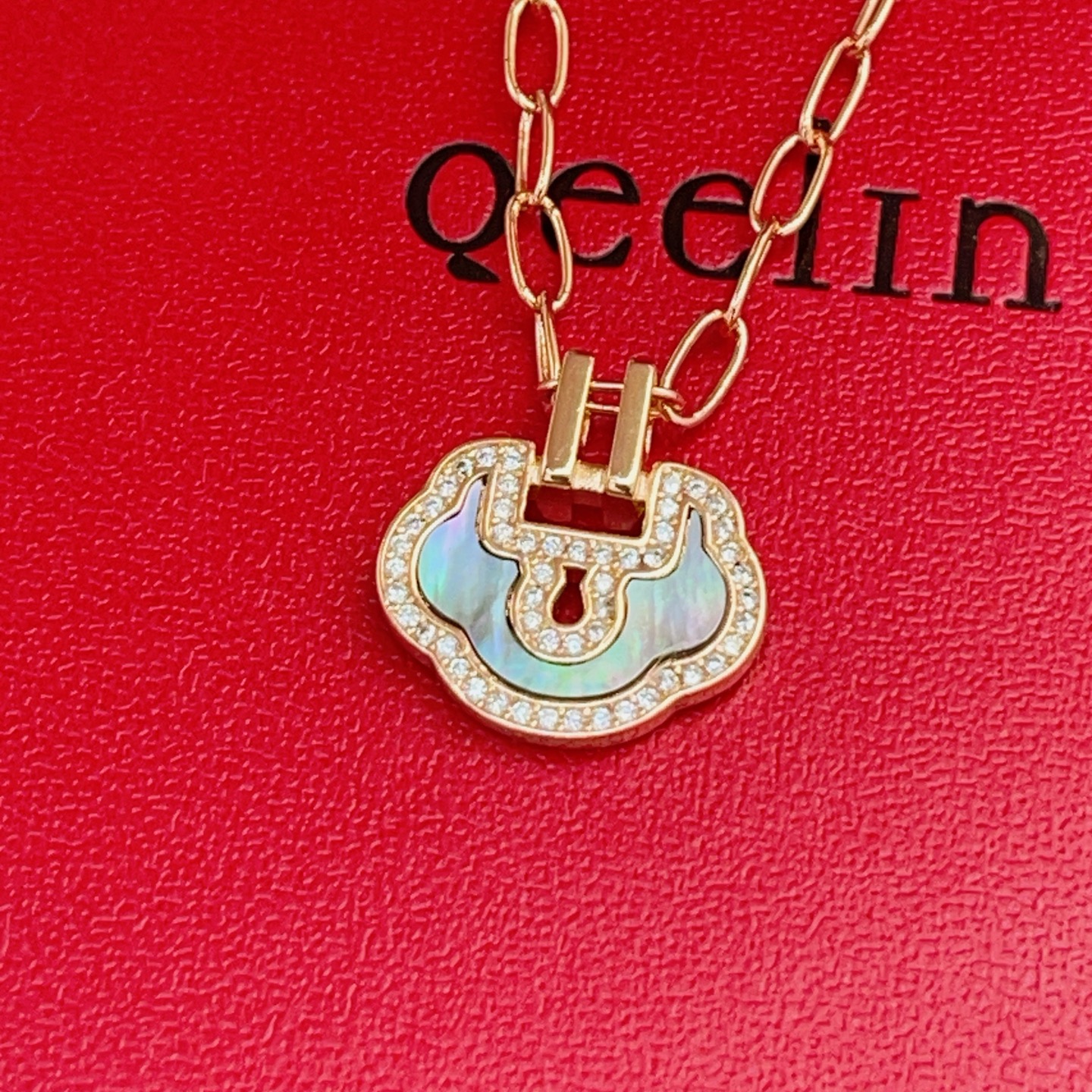 Qeelin Yu Yi necklace 18k rose gold white diamond iridescent mother-of-pearl 42cm