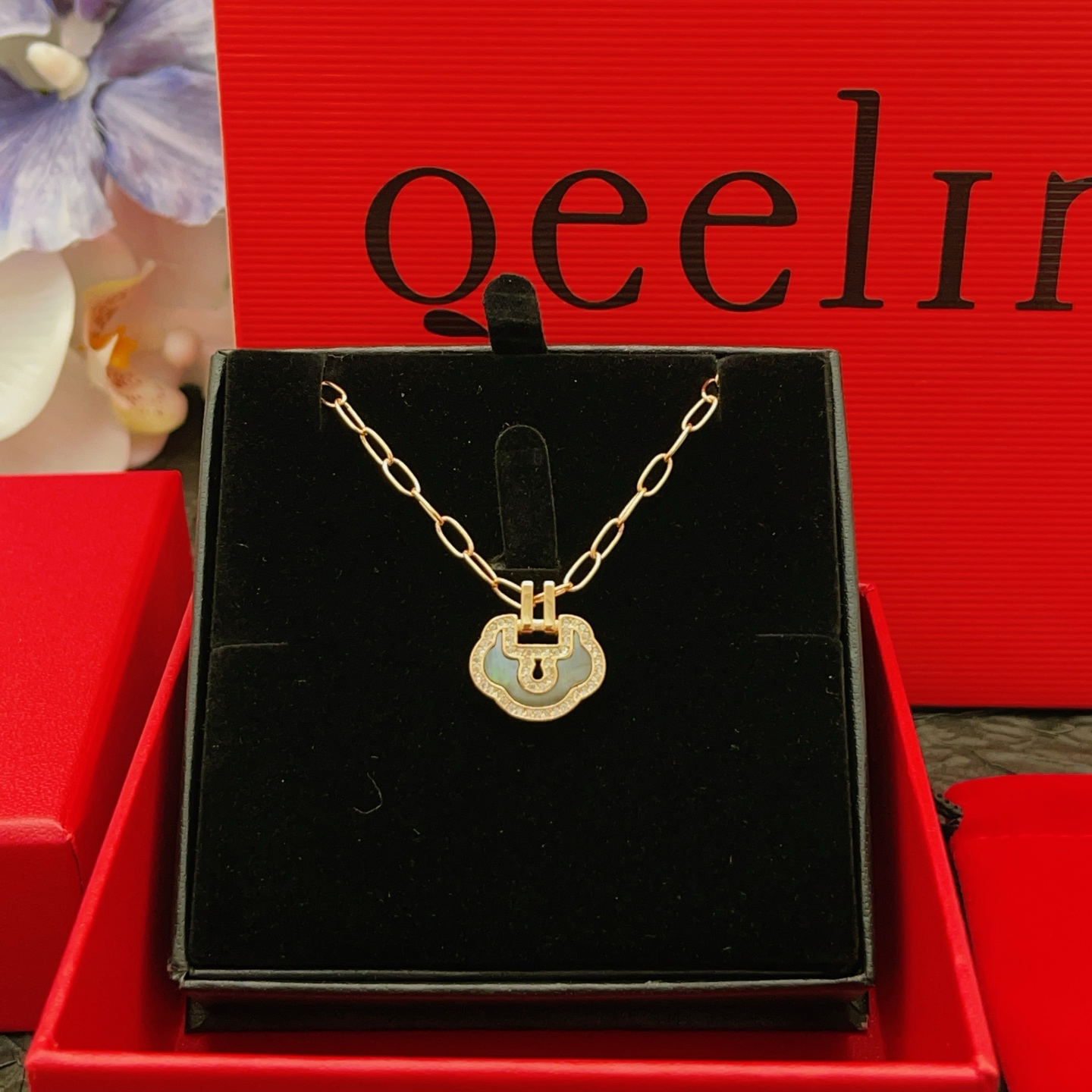 Qeelin Yu Yi necklace 18k rose gold white diamond iridescent mother-of-pearl 42cm