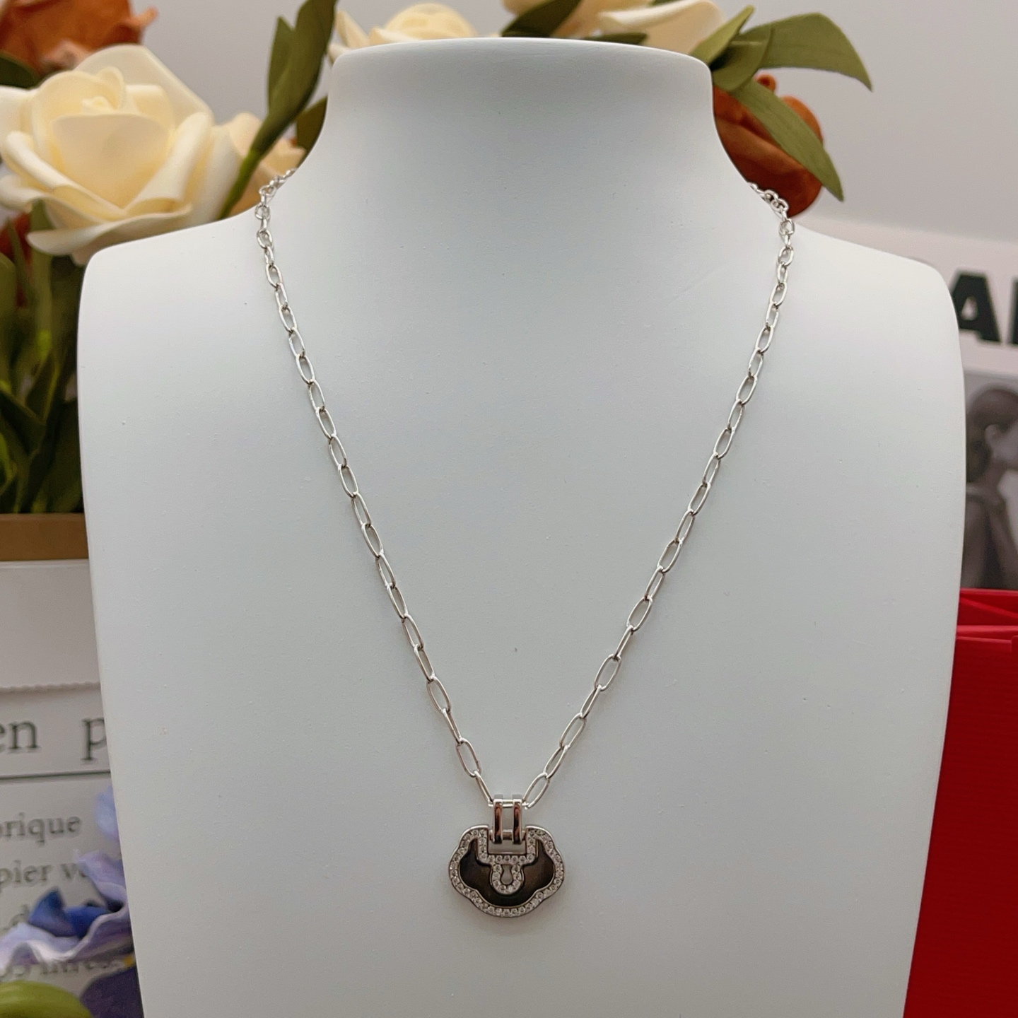Qeelin Yu Yi necklace 18K white gold diamond mother of pearl red gemstone 42cm