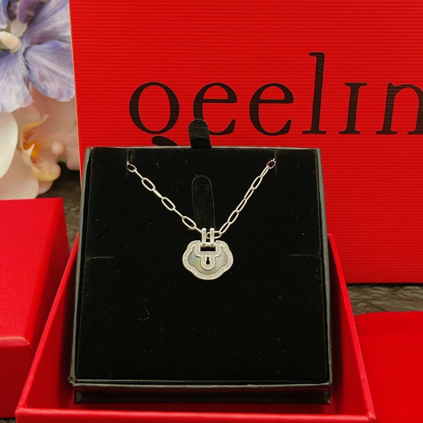 Qeelin Yu Yi necklace 18K white gold diamond mother of pearl red gemstone 42cm
