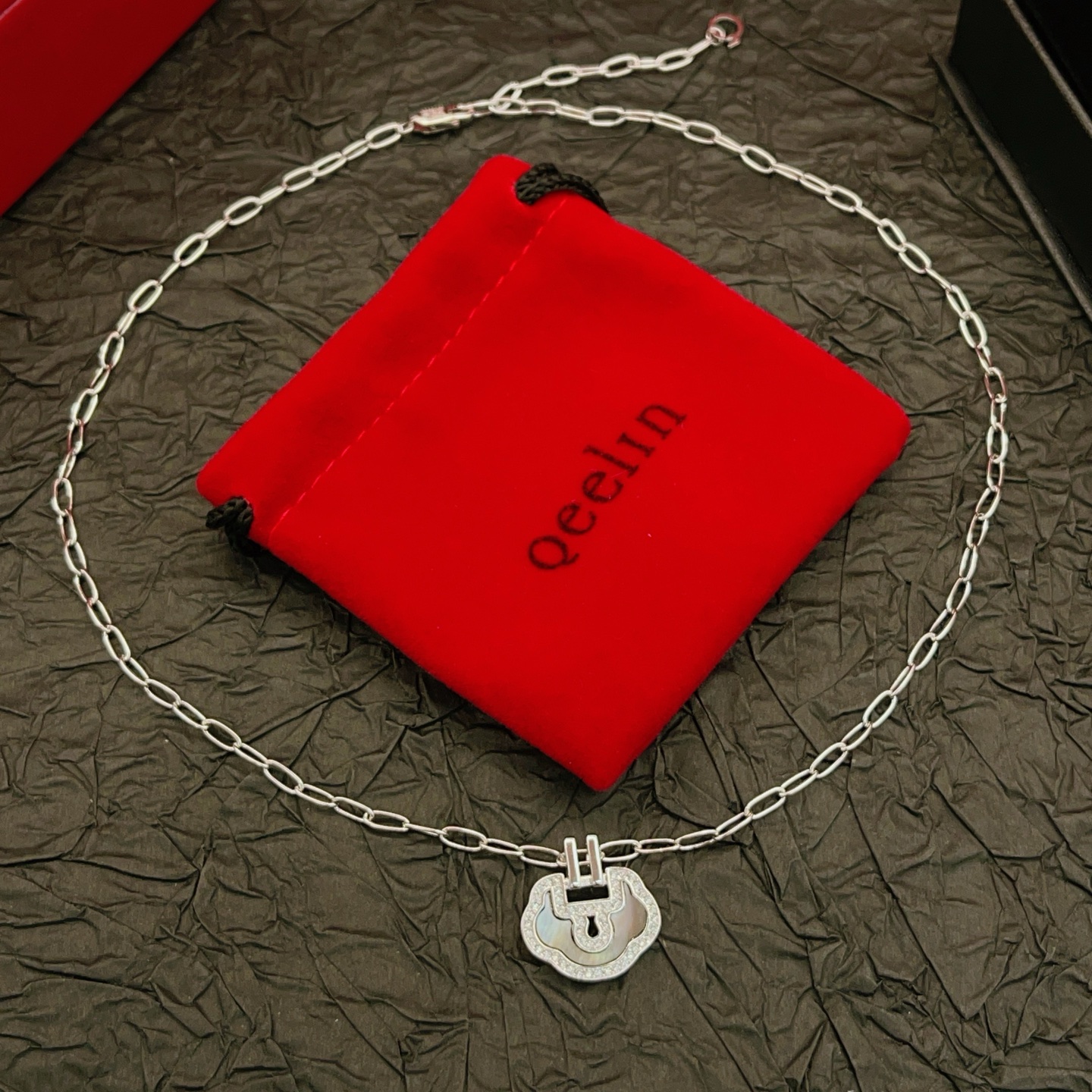 Qeelin Yu Yi necklace 18K white gold diamond mother of pearl red gemstone 42cm
