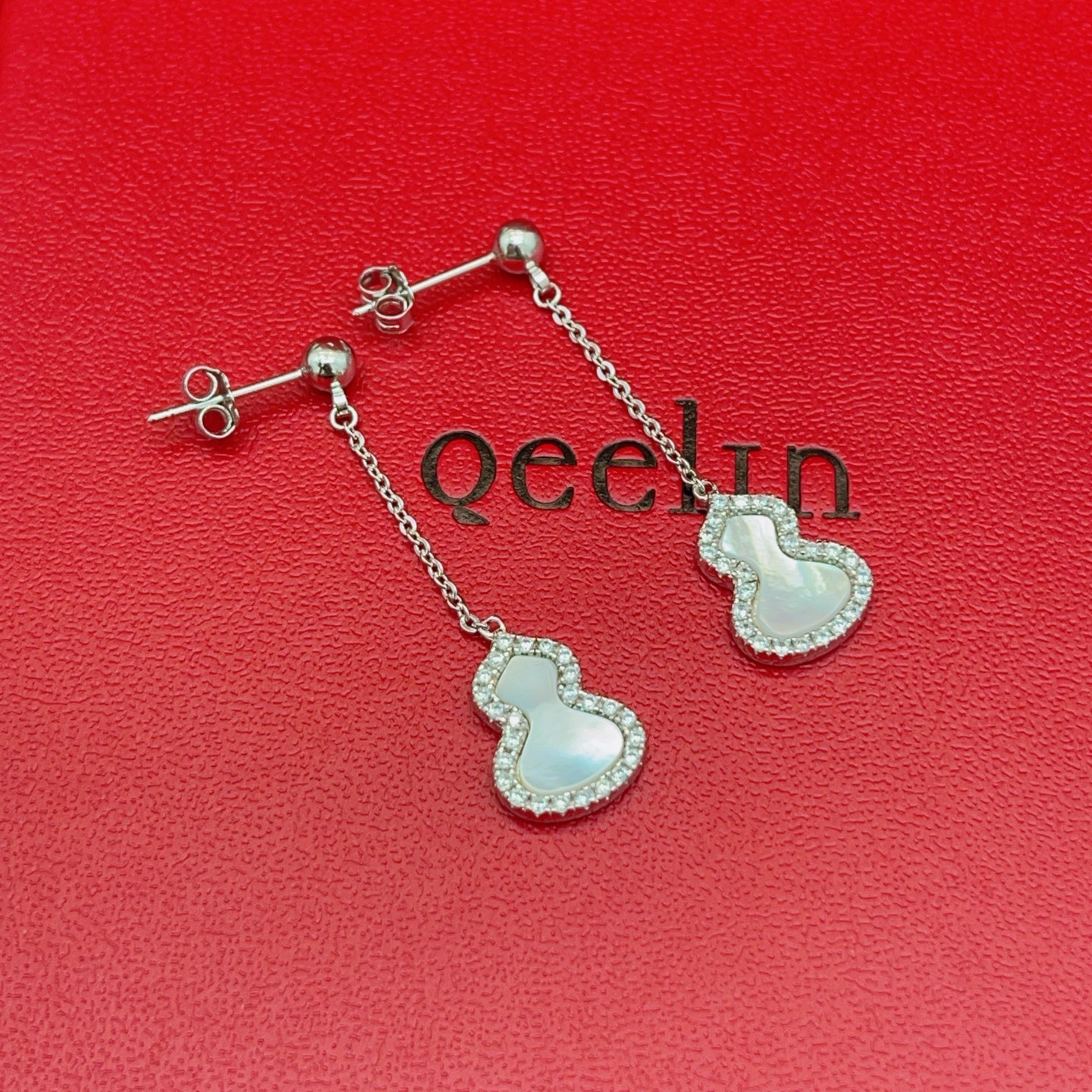 Qeelin Wulu earrings 18k white gold white mother-of-pearl clear diamonds 3cm drop length