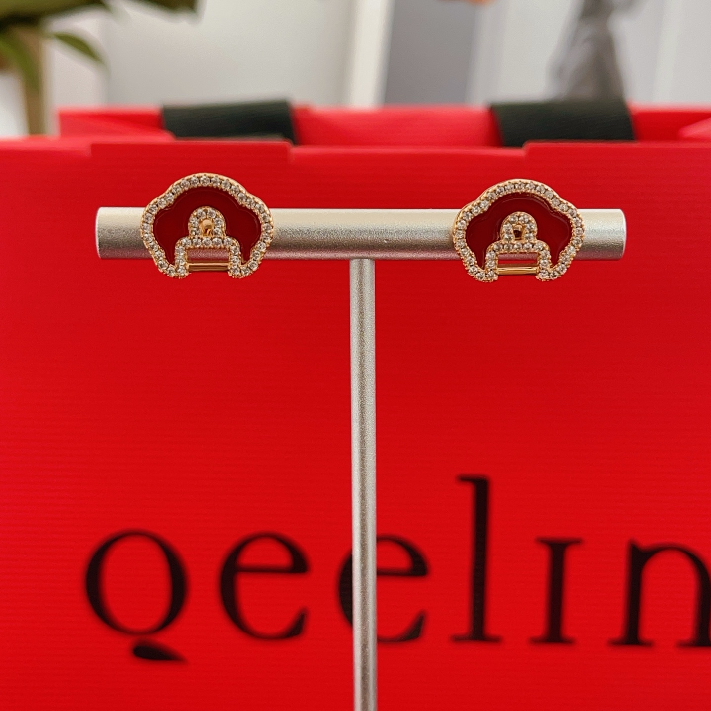 Qeelin Yu Yi earrings rose gold red carnelian clear diamond 10mm stud diameter