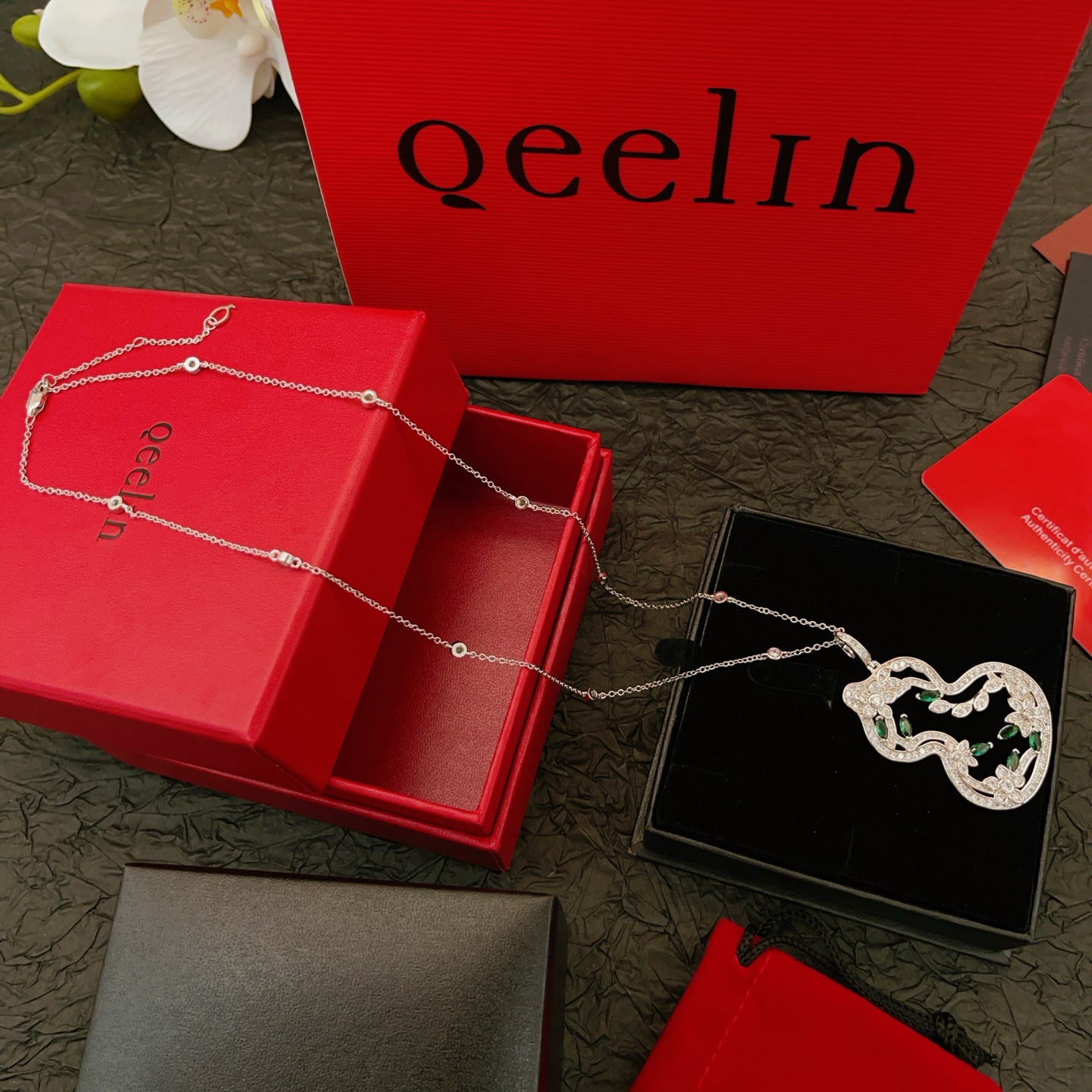 Qeelin Wulu necklace Silver-toned white gold with clear diamonds and green gemstones 45cm