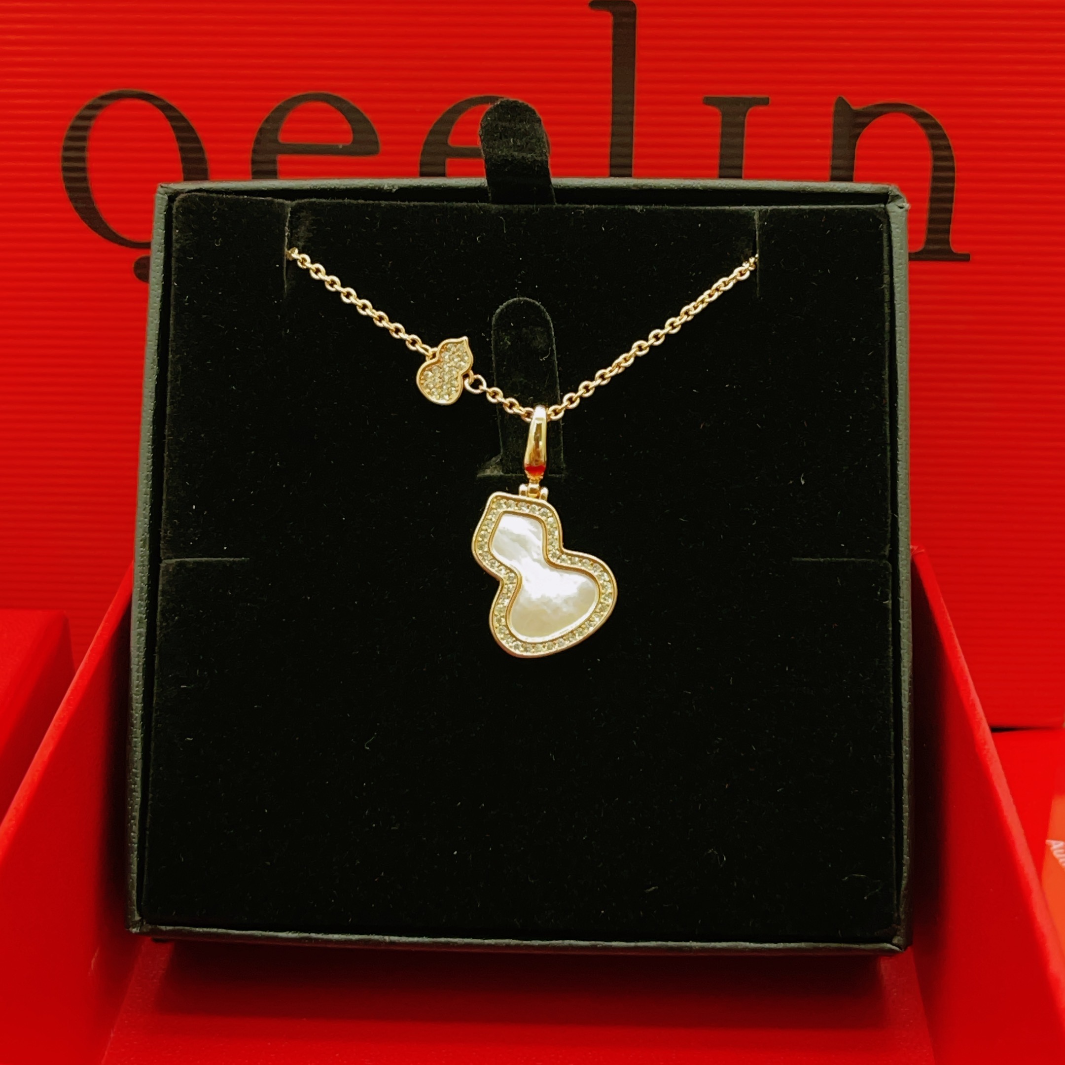 Qeelin Wulu necklace rose gold white mother-of-pearl clear diamond 42cm